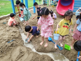 <물을 이용한 놀이> 물길 만들기, 스펀지로 물 옮기기