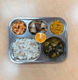 <span style="color: rgb(0, 0, 0); font-size: 16px; background-color: rgb(255, 218, 237);" malgun="" gothic",="" "맑은="" 고딕",="" dotum,="" 돋움,="" sans-serif;="" font-size:="" 16px;="" background-color:="" rgb(255,="" 218,="" 237);"="">*중식:귀리밥/김된장국(5,6)/닭가슴살마늘버터버섯구이(2,15)/귤/콩나물카레볶음(2,5,6,13)</span><div style="margin: 0px; padding: 0px; color: rgb(17, 17, 17); font-family: AppleSDGothicNeo-Regular, " malgun="" gothic",="" "맑은="" 고딕",="" dotum,="" 돋움,="" sans-serif;="" font-size:="" 14px;="" background-color:="" rgb(255,="" 255,="" 255);"=""><span style="font-size: 16px; background-color: rgb(255, 218, 237); color: rgb(0, 0, 0);">/양배추김치(9,13)</span><div style="margin: 0px; padding: 0px;"><span style="font-size: 16px;">쌀:국내산,유기농,무농약/귀리:국내산,유기농</span></div><div style="margin: 0px; padding: 0px;"><span style="font-size: 16px;">구운재래김:국내산,자연드림(생협)/된장:국내산</span></div><div style="margin: 0px; padding: 0px;"><span style="font-size: 16px;">애호박,양파,대파:국내산</span></div><div style="margin: 0px; padding: 0px;"><span style="font-size: 16px;">닭가슴살:국내산/양송이버섯:국내산,무농약(친환경) </span></div><div style="margin: 0px; padding: 0px;"><span style="font-size: 16px;">깐마늘:국내산,무농약(친환경)/무염버터:국내산</span></div><div style="margin: 0px; padding: 0px;"><span style="font-size: 16px;">귤:국내산,무농약,자연드림(생협)</span></div><div style="margin: 0px; padding: 0px;"><span style="font-size: 16px;">콩나물(콩): 국내산,무농약(친환경) /카레가루:강황(인도산)</span></div><div style="margin: 0px; padding: 0px;"><span style="font-size: 16px;">양배추:국내산/고춧가루:국내산,무농약(친환경)</span></div><div style="margin: 0px; padding: 0px;"><br></div><div style="margin: 0px; padding: 0px;"><span style="font-size: 16px;">*오전간식:모닝빵(1,2,6)/메밀차</span></div><div style="margin: 0px; padding: 0px;"><span style="font-size: 16px;">우리밀빵:국내산,자연드림(생협)</span></div><div style="margin: 0px; padding: 0px;"><span style="font-size: 16px;">메밀차:국내산,자연드림(생협)</span></div><div style="margin: 0px; padding: 0px;"><br></div><div style="margin: 0px; padding: 0px;"><span style="font-size: 16px; background-color: rgb(153, 220, 255); color: rgb(0, 0, 0);">*오후간식:떡만둣국(1,5,6,10)/깍두기(9,13)</span></div><div style="margin: 0px; padding: 0px;"><span style="font-size: 16px;">쌀떡국떡:국내산/계란:국내산,무항생제(1등급)</span></div><div style="margin: 0px; padding: 0px;"><span style="font-size: 16px;">발효물만두:우리밀(국내산),자연드림(생협)</span></div><div style="margin: 0px; padding: 0px;"><span style="font-size: 16px;">양파,대파,무:국내산/고춧가루:국내산,무농약(친환경)</span></div><div style="margin: 0px; padding: 0px;"><p class="0"></p><table style="border-collapse:collapse;table-layout:fixed;border-top:none;border-left:none;border-bottom:none;border-right:none;mso-table-overlap:never;"><tbody><tr><td style="width:47.71pt;height:42.45pt;padding:1.41pt 5.10pt 1.41pt 5.10pt;border-top:solid #000000 0.28pt;border-left:solid #000000 0.28pt;border-bottom:solid #000000 0.28pt;border-right:solid #000000 0.28pt;" valign="middle"><p class="0" style="text-align:center;mso-pagination:none;text-autospace:none;mso-padding-alt:0pt 0pt 0pt 0pt;"><span style="font-family:굴림체;mso-fareast-font-family:굴림체;font-weight:bold;font-size:8.0pt;">알레르기 </span></p><p class="0" style="text-align:center;mso-pagination:none;text-autospace:none;mso-padding-alt:0pt 0pt 0pt 0pt;"><span style="font-family:굴림체;mso-fareast-font-family:굴림체;font-weight:bold;font-size:8.0pt;">정보</span></p></td><td colspan="10" style="width:398.40pt;height:42.45pt;padding:1.41pt 5.10pt 1.41pt 5.10pt;border-top:solid #000000 0.28pt;border-left:solid #000000 0.28pt;border-bottom:solid #000000 0.28pt;border-right:solid #000000 0.28pt;" valign="middle"><p class="0"><span lang="EN-US" style="mso-fareast-font-family:굴림체;font-family:굴림체;mso-ascii-font-family:굴림체;mso-font-width:100%;letter-spacing:0pt;mso-text-raise:0pt;font-size:8.0pt;">1.</span><span style="font-family:굴림체;mso-fareast-font-family:굴림체;font-size:8.0pt;">알류</span><span lang="EN-US" style="mso-fareast-font-family:굴림체;font-family:굴림체;mso-ascii-font-family:굴림체;mso-font-width:100%;letter-spacing:0pt;mso-text-raise:0pt;font-size:8.0pt;">(</span><span style="font-family:굴림체;mso-fareast-font-family:굴림체;font-size:8.0pt;">가금류알</span><span lang="EN-US" style="mso-fareast-font-family:굴림체;font-family:굴림체;mso-ascii-font-family:굴림체;mso-font-width:100%;letter-spacing:0pt;mso-text-raise:0pt;font-size:8.0pt;">) 2.</span><span style="font-family:굴림체;mso-fareast-font-family:굴림체;font-size:8.0pt;">우유</span><span lang="EN-US" style="mso-fareast-font-family:굴림체;font-family:굴림체;mso-ascii-font-family:굴림체;mso-font-width:100%;letter-spacing:0pt;mso-text-raise:0pt;font-size:8.0pt;">3.</span><span style="font-family:굴림체;mso-fareast-font-family:굴림체;font-size:8.0pt;">메밀</span><span lang="EN-US" style="mso-fareast-font-family:굴림체;font-family:굴림체;mso-ascii-font-family:굴림체;mso-font-width:100%;letter-spacing:0pt;mso-text-raise:0pt;font-size:8.0pt;">4.</span><span style="font-family:굴림체;mso-fareast-font-family:굴림체;font-size:8.0pt;">땅콩</span><span lang="EN-US" style="mso-fareast-font-family:굴림체;font-family:굴림체;mso-ascii-font-family:굴림체;mso-font-width:100%;letter-spacing:0pt;mso-text-raise:0pt;font-size:8.0pt;">5.</span><span style="font-family:굴림체;mso-fareast-font-family:굴림체;font-size:8.0pt;">대두</span><span lang="EN-US" style="mso-fareast-font-family:굴림체;font-family:굴림체;mso-ascii-font-family:굴림체;mso-font-width:100%;letter-spacing:0pt;mso-text-raise:0pt;font-size:8.0pt;">6.</span><span style="font-family:굴림체;mso-fareast-font-family:굴림체;font-size:8.0pt;">밀</span><span lang="EN-US" style="mso-fareast-font-family:굴림체;font-family:굴림체;mso-ascii-font-family:굴림체;mso-font-width:100%;letter-spacing:0pt;mso-text-raise:0pt;font-size:8.0pt;">7.</span><span style="font-family:굴림체;mso-fareast-font-family:굴림체;font-size:8.0pt;">고등어</span><span lang="EN-US" style="mso-fareast-font-family:굴림체;font-family:굴림체;mso-ascii-font-family:굴림체;mso-font-width:100%;letter-spacing:0pt;mso-text-raise:0pt;font-size:8.0pt;">8.</span><span style="font-family:굴림체;mso-fareast-font-family:굴림체;font-size:8.0pt;">게</span><span lang="EN-US" style="mso-fareast-font-family:굴림체;font-family:굴림체;mso-ascii-font-family:굴림체;mso-font-width:100%;letter-spacing:0pt;mso-text-raise:0pt;font-size:8.0pt;">9.</span><span style="font-family:굴림체;mso-fareast-font-family:굴림체;font-size:8.0pt;">새우</span><span lang="EN-US" style="mso-fareast-font-family:굴림체;font-family:굴림체;mso-ascii-font-family:굴림체;mso-font-width:100%;letter-spacing:0pt;mso-text-raise:0pt;font-size:8.0pt;">0.</span><span style="font-family:굴림체;mso-fareast-font-family:굴림체;font-size:8.0pt;">돼지고기</span><span lang="EN-US" style="mso-fareast-font-family:굴림체;font-family:굴림체;mso-ascii-font-family:굴림체;mso-font-width:100%;letter-spacing:0pt;mso-text-raise:0pt;font-size:8.0pt;">11.</span><span style="font-family:굴림체;mso-fareast-font-family:굴림체;font-size:8.0pt;">복숭</span><span lang="EN-US" style="mso-fareast-font-family:굴림체;font-family:굴림체;mso-ascii-font-family:굴림체;mso-font-width:100%;letter-spacing:0pt;mso-text-raise:0pt;font-size:8.0pt;">12.</span><span style="font-family:굴림체;mso-fareast-font-family:굴림체;font-size:8.0pt;">토마토</span><span lang="EN-US" style="mso-fareast-font-family:굴림체;font-family:굴림체;mso-ascii-font-family:굴림체;mso-font-width:100%;letter-spacing:0pt;mso-text-raise:0pt;font-size:8.0pt;">13.</span><span style="font-family:굴림체;mso-fareast-font-family:굴림체;font-size:8.0pt;">아황산류</span><span lang="EN-US" style="mso-fareast-font-family:굴림체;font-family:굴림체;mso-ascii-font-family:굴림체;mso-font-width:100%;letter-spacing:0pt;mso-text-raise:0pt;font-size:8.0pt;">(</span><span style="font-family:굴림체;mso-fareast-font-family:굴림체;font-size:8.0pt;">최종 식품</span><span lang="EN-US" style="mso-fareast-font-family:굴림체;font-family:굴림체;mso-ascii-font-family:굴림체;mso-font-width:100%;letter-spacing:0pt;mso-text-raise:0pt;font-size:8.0pt;">1kg</span><span style="font-family:굴림체;mso-fareast-font-family:굴림체;font-size:8.0pt;">당 아산화황</span><span lang="EN-US" style="mso-fareast-font-family:굴림체;font-family:굴림체;mso-ascii-font-family:굴림체;mso-font-width:100%;letter-spacing:0pt;mso-text-raise:0pt;font-size:8.0pt;">10mg</span><span style="font-family:굴림체;mso-fareast-font-family:굴림체;font-size:8.0pt;">이상</span><span lang="EN-US" style="mso-fareast-font-family:굴림체;font-family:굴림체;mso-ascii-font-family:굴림체;mso-font-width:100%;letter-spacing:0pt;mso-text-raise:0pt;font-size:8.0pt;">)14.</span><span style="font-family:굴림체;mso-fareast-font-family:굴림체;font-size:8.0pt;">호두</span><span lang="EN-US" style="mso-fareast-font-family:굴림체;font-family:굴림체;mso-ascii-font-family:굴림체;mso-font-width:100%;letter-spacing:0pt;mso-text-raise:0pt;font-size:8.0pt;">15.</span><span style="font-family:굴림체;mso-fareast-font-family:굴림체;font-size:8.0pt;">닭고기</span><span lang="EN-US" style="mso-fareast-font-family:굴림체;font-family:굴림체;mso-ascii-font-family:굴림체;mso-font-width:100%;letter-spacing:0pt;mso-text-raise:0pt;font-size:8.0pt;">16.</span><span style="font-family:굴림체;mso-fareast-font-family:굴림체;font-size:8.0pt;">소고기</span><span lang="EN-US" style="mso-fareast-font-family:굴림체;font-family:굴림체;mso-ascii-font-family:굴림체;mso-font-width:100%;letter-spacing:0pt;mso-text-raise:0pt;font-size:8.0pt;">17.</span><span style="font-family:굴림체;mso-fareast-font-family:굴림체;font-size:8.0pt;">오징어</span><span lang="EN-US" style="mso-fareast-font-family:굴림체;font-family:굴림체;mso-ascii-font-family:굴림체;mso-font-width:100%;letter-spacing:0pt;mso-text-raise:0pt;font-size:8.0pt;">18.</span><span style="font-family:굴림체;mso-fareast-font-family:굴림체;font-size:8.0pt;">조개류</span><span lang="EN-US" style="mso-fareast-font-family:굴림체;font-family:굴림체;mso-ascii-font-family:굴림체;mso-font-width:100%;letter-spacing:0pt;mso-text-raise:0pt;font-size:8.0pt;">(</span><span style="font-family:굴림체;mso-fareast-font-family:굴림체;font-size:8.0pt;">굴 전복 홍합 포함</span><span lang="EN-US" style="mso-fareast-font-family:굴림체;font-family:굴림체;mso-ascii-font-family:굴림체;mso-font-width:100%;letter-spacing:0pt;mso-text-raise:0pt;font-size:8.0pt;">) 19.</span><span style="font-family:굴림체;mso-fareast-font-family:굴림체;font-size:8.0pt;">잣</span><span lang="EN-US" style="mso-fareast-font-family:굴림체;font-family:굴림체;mso-ascii-font-family:굴림체;mso-font-width:100%;letter-spacing:0pt;mso-text-raise:0pt;font-size:8.0pt;">20.</span><span style="font-family:굴림체;mso-fareast-font-family:굴림체;font-size:8.0pt;">기타</span></p></td></tr><tr><td rowspan="2" style="width:47.71pt;height:54.92pt;padding:1.41pt 5.10pt 1.41pt 5.10pt;border-top:solid #000000 0.28pt;border-left:solid #000000 0.28pt;border-bottom:solid #000000 0.28pt;border-right:solid #000000 0.28pt;" valign="middle"><p class="0" style="text-align:center;mso-pagination:none;text-autospace:none;mso-padding-alt:0pt 0pt 0pt 0pt;"><span style="font-family:굴림체;mso-fareast-font-family:굴림체;font-weight:bold;font-size:8.0pt;">영양량</span></p><p class="0" style="text-align:center;mso-pagination:none;text-autospace:none;mso-padding-alt:0pt 0pt 0pt 0pt;"><span style="font-family:굴림체;mso-fareast-font-family:굴림체;font-weight:bold;font-size:8.0pt;">표시</span></p></td><td style="width:39.84pt;height:26.22pt;padding:1.41pt 5.10pt 1.41pt 5.10pt;border-top:solid #000000 0.28pt;border-left:solid #000000 0.28pt;border-bottom:solid #000000 0.28pt;border-right:solid #000000 0.28pt;" valign="middle"><p class="0" style="text-align:center;mso-pagination:none;text-autospace:none;mso-padding-alt:0pt 0pt 0pt 0pt;"><span style="font-family:굴림체;mso-fareast-font-family:굴림체;font-size:9.0pt;">에너지</span></p><p class="0" style="text-align:center;mso-pagination:none;text-autospace:none;mso-padding-alt:0pt 0pt 0pt 0pt;"><span lang="EN-US" style="mso-fareast-font-family:굴림체;font-family:굴림체;mso-ascii-font-family:굴림체;mso-font-width:100%;letter-spacing:0pt;mso-text-raise:0pt;font-size:9.0pt;">(kcal)</span></p></td><td style="width:39.84pt;height:26.22pt;padding:1.41pt 5.10pt 1.41pt 5.10pt;border-top:solid #000000 0.28pt;border-left:solid #000000 0.28pt;border-bottom:solid #000000 0.28pt;border-right:solid #000000 0.28pt;" valign="middle"><p class="0" style="text-align:center;mso-pagination:none;text-autospace:none;mso-padding-alt:0pt 0pt 0pt 0pt;"><span style="font-family:굴림체;mso-fareast-font-family:굴림체;font-size:9.0pt;">단백질</span></p><p class="0" style="text-align:center;mso-pagination:none;text-autospace:none;mso-padding-alt:0pt 0pt 0pt 0pt;"><span lang="EN-US" style="mso-fareast-font-family:굴림체;font-family:굴림체;mso-ascii-font-family:굴림체;mso-font-width:100%;letter-spacing:0pt;mso-text-raise:0pt;font-size:9.0pt;">(g)</span></p></td><td style="width:31.35pt;height:26.22pt;padding:1.41pt 5.10pt 1.41pt 5.10pt;border-top:solid #000000 0.28pt;border-left:solid #000000 0.28pt;border-bottom:solid #000000 0.28pt;border-right:solid #000000 0.28pt;" valign="middle"><p class="0" style="text-align:center;mso-pagination:none;text-autospace:none;mso-padding-alt:0pt 0pt 0pt 0pt;"><span style="font-family:굴림체;mso-fareast-font-family:굴림체;font-size:9.0pt;">지방</span></p><p class="0" style="text-align:center;mso-pagination:none;text-autospace:none;mso-padding-alt:0pt 0pt 0pt 0pt;"><span lang="EN-US" style="mso-fareast-font-family:굴림체;font-family:굴림체;mso-ascii-font-family:굴림체;mso-font-width:100%;letter-spacing:0pt;mso-text-raise:0pt;font-size:9.0pt;">(g)</span></p></td><td style="width:48.33pt;height:26.22pt;padding:1.41pt 5.10pt 1.41pt 5.10pt;border-top:solid #000000 0.28pt;border-left:solid #000000 0.28pt;border-bottom:solid #000000 0.28pt;border-right:solid #000000 0.28pt;" valign="middle"><p class="0" style="text-align:center;mso-pagination:none;text-autospace:none;mso-padding-alt:0pt 0pt 0pt 0pt;"><span style="font-family:굴림체;mso-fareast-font-family:굴림체;font-size:9.0pt;">탄수화물</span></p><p class="0" style="text-align:center;mso-pagination:none;text-autospace:none;mso-padding-alt:0pt 0pt 0pt 0pt;"><span lang="EN-US" style="mso-fareast-font-family:굴림체;font-family:굴림체;mso-ascii-font-family:굴림체;mso-font-width:100%;letter-spacing:0pt;mso-text-raise:0pt;font-size:9.0pt;">(g)</span></p></td><td style="width:42.67pt;height:26.22pt;padding:1.41pt 5.10pt 1.41pt 5.10pt;border-top:solid #000000 0.28pt;border-left:solid #000000 0.28pt;border-bottom:solid #000000 0.28pt;border-right:solid #000000 0.28pt;" valign="middle"><p class="0" style="text-align:center;mso-pagination:none;text-autospace:none;mso-padding-alt:0pt 0pt 0pt 0pt;"><span lang="EN-US" style="mso-fareast-font-family:굴림체;font-family:굴림체;mso-ascii-font-family:굴림체;mso-font-width:100%;letter-spacing:0pt;mso-text-raise:0pt;font-size:9.0pt;">Vit.A</span></p><p class="0" style="text-align:center;mso-pagination:none;text-autospace:none;mso-padding-alt:0pt 0pt 0pt 0pt;"><span lang="EN-US" style="mso-fareast-font-family:굴림체;font-family:굴림체;mso-ascii-font-family:굴림체;mso-font-width:100%;letter-spacing:0pt;mso-text-raise:0pt;font-size:9.0pt;">(ugRAN)</span></p></td><td style="width:39.84pt;height:26.22pt;padding:1.41pt 5.10pt 1.41pt 5.10pt;border-top:solid #000000 0.28pt;border-left:solid #000000 0.28pt;border-bottom:solid #000000 0.28pt;border-right:solid #000000 0.28pt;" valign="middle"><p class="0" style="text-align:center;mso-pagination:none;text-autospace:none;mso-padding-alt:0pt 0pt 0pt 0pt;"><span lang="EN-US" style="mso-fareast-font-family:굴림체;font-family:굴림체;mso-ascii-font-family:굴림체;mso-font-width:100%;letter-spacing:0pt;mso-text-raise:0pt;font-size:9.0pt;">Vit.B1</span></p><p class="0" style="text-align:center;mso-pagination:none;text-autospace:none;mso-padding-alt:0pt 0pt 0pt 0pt;"><span lang="EN-US" style="mso-fareast-font-family:굴림체;font-family:굴림체;mso-ascii-font-family:굴림체;mso-font-width:100%;letter-spacing:0pt;mso-text-raise:0pt;font-size:9.0pt;">(mg)</span></p></td><td style="width:42.67pt;height:26.22pt;padding:1.41pt 5.10pt 1.41pt 5.10pt;border-top:solid #000000 0.28pt;border-left:solid #000000 0.28pt;border-bottom:solid #000000 0.28pt;border-right:solid #000000 0.28pt;" valign="middle"><p class="0" style="text-align:center;mso-pagination:none;text-autospace:none;mso-padding-alt:0pt 0pt 0pt 0pt;"><span lang="EN-US" style="mso-fareast-font-family:굴림체;font-family:굴림체;mso-ascii-font-family:굴림체;mso-font-width:100%;letter-spacing:0pt;mso-text-raise:0pt;font-size:9.0pt;">Vit.B2</span></p><p class="0" style="text-align:center;mso-pagination:none;text-autospace:none;mso-padding-alt:0pt 0pt 0pt 0pt;"><span lang="EN-US" style="mso-fareast-font-family:굴림체;font-family:굴림체;mso-ascii-font-family:굴림체;mso-font-width:100%;letter-spacing:0pt;mso-text-raise:0pt;font-size:9.0pt;">(mg)</span></p></td><td style="width:39.84pt;height:26.22pt;padding:1.41pt 5.10pt 1.41pt 5.10pt;border-top:solid #000000 0.28pt;border-left:solid #000000 0.28pt;border-bottom:solid #000000 0.28pt;border-right:solid #000000 0.28pt;" valign="middle"><p class="0" style="text-align:center;mso-pagination:none;text-autospace:none;mso-padding-alt:0pt 0pt 0pt 0pt;"><span lang="EN-US" style="mso-fareast-font-family:굴림체;font-family:굴림체;mso-ascii-font-family:굴림체;mso-font-width:100%;letter-spacing:0pt;mso-text-raise:0pt;font-size:9.0pt;">Vit.C</span></p><p class="0" style="text-align:center;mso-pagination:none;text-autospace:none;mso-padding-alt:0pt 0pt 0pt 0pt;"><span lang="EN-US" style="mso-fareast-font-family:굴림체;font-family:굴림체;mso-ascii-font-family:굴림체;mso-font-width:100%;letter-spacing:0pt;mso-text-raise:0pt;font-size:9.0pt;">(mg)</span></p></td><td style="width:39.84pt;height:26.22pt;padding:1.41pt 5.10pt 1.41pt 5.10pt;border-top:solid #000000 0.28pt;border-left:solid #000000 0.28pt;border-bottom:solid #000000 0.28pt;border-right:solid #000000 0.28pt;" valign="middle"><p class="0" style="text-align:center;mso-pagination:none;text-autospace:none;mso-padding-alt:0pt 0pt 0pt 0pt;"><span style="font-family:굴림체;mso-fareast-font-family:굴림체;font-size:9.0pt;">칼슘</span></p><p class="0" style="text-align:center;mso-pagination:none;text-autospace:none;mso-padding-alt:0pt 0pt 0pt 0pt;"><span lang="EN-US" style="mso-fareast-font-family:굴림체;font-family:굴림체;mso-ascii-font-family:굴림체;mso-font-width:100%;letter-spacing:0pt;mso-text-raise:0pt;font-size:9.0pt;">(mg)</span></p></td><td style="width:34.18pt;height:26.22pt;padding:1.41pt 5.10pt 1.41pt 5.10pt;border-top:solid #000000 0.28pt;border-left:solid #000000 0.28pt;border-bottom:solid #000000 0.28pt;border-right:solid #000000 0.28pt;" valign="middle"><p class="0" style="text-align:center;mso-pagination:none;text-autospace:none;mso-padding-alt:0pt 0pt 0pt 0pt;"><span style="font-family:굴림체;mso-fareast-font-family:굴림체;font-size:9.0pt;">철분</span></p><p class="0" style="text-align:center;mso-pagination:none;text-autospace:none;mso-padding-alt:0pt 0pt 0pt 0pt;"><span lang="EN-US" style="mso-fareast-font-family:굴림체;font-family:굴림체;mso-ascii-font-family:굴림체;mso-font-width:100%;letter-spacing:0pt;mso-text-raise:0pt;font-size:9.0pt;">(mg)</span></p></td></tr><tr><td style="width:39.84pt;height:28.70pt;padding:1.41pt 5.10pt 1.41pt 5.10pt;border-top:solid #000000 0.28pt;border-left:solid #000000 0.28pt;border-bottom:solid #000000 0.28pt;border-right:solid #000000 0.28pt;" valign="middle"><p class="0" style="text-align:center;mso-pagination:none;text-autospace:none;mso-padding-alt:0pt 0pt 0pt 0pt;"><span lang="EN-US" style="mso-fareast-font-family:굴림체;font-family:굴림체;mso-ascii-font-family:굴림체;mso-font-width:100%;letter-spacing:0pt;mso-text-raise:0pt;">449.4</span></p></td><td style="width:39.84pt;height:28.70pt;padding:1.41pt 5.10pt 1.41pt 5.10pt;border-top:solid #000000 0.28pt;border-left:solid #000000 0.28pt;border-bottom:solid #000000 0.28pt;border-right:solid #000000 0.28pt;" valign="middle"><p class="0" style="text-align:center;mso-pagination:none;text-autospace:none;mso-padding-alt:0pt 0pt 0pt 0pt;"><span lang="EN-US" style="mso-fareast-font-family:굴림체;font-family:굴림체;mso-ascii-font-family:굴림체;mso-font-width:100%;letter-spacing:0pt;mso-text-raise:0pt;">18.2</span></p></td><td style="width:31.35pt;height:28.70pt;padding:1.41pt 5.10pt 1.41pt 5.10pt;border-top:solid #000000 0.28pt;border-left:solid #000000 0.28pt;border-bottom:solid #000000 0.28pt;border-right:solid #000000 0.28pt;" valign="middle"><p class="0" style="text-align:center;mso-pagination:none;text-autospace:none;mso-padding-alt:0pt 0pt 0pt 0pt;"><span lang="EN-US" style="mso-fareast-font-family:굴림체;font-family:굴림체;mso-ascii-font-family:굴림체;mso-font-width:100%;letter-spacing:0pt;mso-text-raise:0pt;">11.2</span></p></td><td style="width:48.33pt;height:28.70pt;padding:1.41pt 5.10pt 1.41pt 5.10pt;border-top:solid #000000 0.28pt;border-left:solid #000000 0.28pt;border-bottom:solid #000000 0.28pt;border-right:solid #000000 0.28pt;" valign="middle"><p class="0" style="text-align:center;mso-pagination:none;text-autospace:none;mso-padding-alt:0pt 0pt 0pt 0pt;"><span lang="EN-US" style="mso-fareast-font-family:굴림체;font-family:굴림체;mso-ascii-font-family:굴림체;mso-font-width:100%;letter-spacing:0pt;mso-text-raise:0pt;">68.1</span></p></td><td style="width:42.67pt;height:28.70pt;padding:1.41pt 5.10pt 1.41pt 5.10pt;border-top:solid #000000 0.28pt;border-left:solid #000000 0.28pt;border-bottom:solid #000000 0.28pt;border-right:solid #000000 0.28pt;" valign="middle"><p class="0" style="text-align:center;mso-pagination:none;text-autospace:none;mso-padding-alt:0pt 0pt 0pt 0pt;"><span lang="EN-US" style="mso-fareast-font-family:굴림체;font-family:굴림체;mso-ascii-font-family:굴림체;mso-font-width:100%;letter-spacing:0pt;mso-text-raise:0pt;">78.6</span></p></td><td style="width:39.84pt;height:28.70pt;padding:1.41pt 5.10pt 1.41pt 5.10pt;border-top:solid #000000 0.28pt;border-left:solid #000000 0.28pt;border-bottom:solid #000000 0.28pt;border-right:solid #000000 0.28pt;" valign="middle"><p class="0" style="text-align:center;mso-pagination:none;text-autospace:none;mso-padding-alt:0pt 0pt 0pt 0pt;"><span lang="EN-US" style="mso-fareast-font-family:굴림체;font-family:굴림체;mso-ascii-font-family:굴림체;mso-font-width:100%;letter-spacing:0pt;mso-text-raise:0pt;">0.3</span></p></td><td style="width:42.67pt;height:28.70pt;padding:1.41pt 5.10pt 1.41pt 5.10pt;border-top:solid #000000 0.28pt;border-left:solid #000000 0.28pt;border-bottom:solid #000000 0.28pt;border-right:solid #000000 0.28pt;" valign="middle"><p class="0" style="text-align:center;mso-pagination:none;text-autospace:none;mso-padding-alt:0pt 0pt 0pt 0pt;"><span lang="EN-US" style="mso-fareast-font-family:굴림체;font-family:굴림체;mso-ascii-font-family:굴림체;mso-font-width:100%;letter-spacing:0pt;mso-text-raise:0pt;">0.2</span></p></td><td style="width:39.84pt;height:28.70pt;padding:1.41pt 5.10pt 1.41pt 5.10pt;border-top:solid #000000 0.28pt;border-left:solid #000000 0.28pt;border-bottom:solid #000000 0.28pt;border-right:solid #000000 0.28pt;" valign="middle"><p class="0" style="text-align:center;mso-pagination:none;text-autospace:none;mso-padding-alt:0pt 0pt 0pt 0pt;"><span lang="EN-US" style="mso-fareast-font-family:굴림체;font-family:굴림체;mso-ascii-font-family:굴림체;mso-font-width:100%;letter-spacing:0pt;mso-text-raise:0pt;">10.6</span></p></td><td style="width:39.84pt;height:28.70pt;padding:1.41pt 5.10pt 1.41pt 5.10pt;border-top:solid #000000 0.28pt;border-left:solid #000000 0.28pt;border-bottom:solid #000000 0.28pt;border-right:solid #000000 0.28pt;" valign="middle"><p class="0" style="text-align:center;mso-pagination:none;text-autospace:none;mso-padding-alt:0pt 0pt 0pt 0pt;"><span lang="EN-US" style="mso-fareast-font-family:굴림체;font-family:굴림체;mso-ascii-font-family:굴림체;mso-font-width:100%;letter-spacing:0pt;mso-text-raise:0pt;">57.3</span></p></td><td style="width:34.18pt;height:28.70pt;padding:1.41pt 5.10pt 1.41pt 5.10pt;border-top:solid #000000 0.28pt;border-left:solid #000000 0.28pt;border-bottom:solid #000000 0.28pt;border-right:solid #000000 0.28pt;" valign="middle"><p class="0" style="text-align:center;mso-pagination:none;text-autospace:none;mso-padding-alt:0pt 0pt 0pt 0pt;"><span lang="EN-US" style="mso-fareast-font-family:굴림체;font-family:굴림체;mso-ascii-font-family:굴림체;mso-font-width:100%;letter-spacing:0pt;mso-text-raise:0pt;">1.7</span></p></td></tr></tbody></table><p></p></div></div>