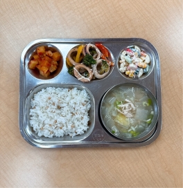 <span style="color: rgb(0, 0, 0); font-size: 16px; background-color: rgb(255, 218, 237);" malgun="" gothic",="" "맑은="" 고딕",="" dotum,="" 돋움,="" sans-serif;="" font-size:="" 16px;="" background-color:="" rgb(255,="" 218,="" 237);"="">*중식:통밀밥/닭곰탕(5,6,15)/오징어채소구이(1,2,5,6,17)/마카로니콘샐러드(1,2,6)/깍두기(9,13)</span><div style="margin: 0px; padding: 0px; color: rgb(17, 17, 17); font-family: AppleSDGothicNeo-Regular, " malgun="" gothic",="" "맑은="" 고딕",="" dotum,="" 돋움,="" sans-serif;="" font-size:="" 14px;="" background-color:="" rgb(255,="" 255,="" 255);"=""><span style="font-size: 16px;">쌀:국내산,유기농,무농약/통밀:국내산,유기농</span></div><div style="margin: 0px; padding: 0px; color: rgb(17, 17, 17); font-family: AppleSDGothicNeo-Regular, " malgun="" gothic",="" "맑은="" 고딕",="" dotum,="" 돋움,="" sans-serif;="" font-size:="" 14px;="" background-color:="" rgb(255,="" 255,="" 255);"=""><span style="font-size: 16px;">백숙용닭,닭가슴살:국내산</span></div><div style="margin: 0px; padding: 0px; color: rgb(17, 17, 17); font-family: AppleSDGothicNeo-Regular, " malgun="" gothic",="" "맑은="" 고딕",="" dotum,="" 돋움,="" sans-serif;="" font-size:="" 14px;="" background-color:="" rgb(255,="" 255,="" 255);"=""><span style="font-size: 16px;">무:국내산,무농약(친환경)/대파,양파:국내산</span></div><div style="margin: 0px; padding: 0px; color: rgb(17, 17, 17); font-family: AppleSDGothicNeo-Regular, " malgun="" gothic",="" "맑은="" 고딕",="" dotum,="" 돋움,="" sans-serif;="" font-size:="" 14px;="" background-color:="" rgb(255,="" 255,="" 255);"=""><span style="font-size: 16px;">통오징어링:원양산,자연드림(생협)/브로콜리:국내산,무농약(친환경)</span></div><div style="margin: 0px; padding: 0px; color: rgb(17, 17, 17); font-family: AppleSDGothicNeo-Regular, " malgun="" gothic",="" "맑은="" 고딕",="" dotum,="" 돋움,="" sans-serif;="" font-size:="" 14px;="" background-color:="" rgb(255,="" 255,="" 255);"=""><span style="font-size: 16px;">홍피망,청피망:국내산/무염버터:국내산</span></div><div style="margin: 0px; padding: 0px; color: rgb(17, 17, 17); font-family: AppleSDGothicNeo-Regular, " malgun="" gothic",="" "맑은="" 고딕",="" dotum,="" 돋움,="" sans-serif;="" font-size:="" 14px;="" background-color:="" rgb(255,="" 255,="" 255);"=""><span style="font-size: 16px;">마카로니:튀르키예/오이:국내산/게맛살:외국산</span></div><div style="margin: 0px; padding: 0px; color: rgb(17, 17, 17); font-family: AppleSDGothicNeo-Regular, " malgun="" gothic",="" "맑은="" 고딕",="" dotum,="" 돋움,="" sans-serif;="" font-size:="" 14px;="" background-color:="" rgb(255,="" 255,="" 255);"=""><span style="font-size: 16px;">옥수수콘:국내산(NON-GMO)</span></div><div style="margin: 0px; padding: 0px; color: rgb(17, 17, 17); font-family: AppleSDGothicNeo-Regular, " malgun="" gothic",="" "맑은="" 고딕",="" dotum,="" 돋움,="" sans-serif;="" font-size:="" 14px;="" background-color:="" rgb(255,="" 255,="" 255);"=""><span style="font-size: 16px;">무:국내산/고춧가루:국내산,무농약(친환경)</span></div><div style="margin: 0px; padding: 0px; color: rgb(17, 17, 17); font-family: AppleSDGothicNeo-Regular, " malgun="" gothic",="" "맑은="" 고딕",="" dotum,="" 돋움,="" sans-serif;="" font-size:="" 14px;="" background-color:="" rgb(255,="" 255,="" 255);"=""><br></div><div style="margin: 0px; padding: 0px; color: rgb(17, 17, 17); font-family: AppleSDGothicNeo-Regular, " malgun="" gothic",="" "맑은="" 고딕",="" dotum,="" 돋움,="" sans-serif;="" font-size:="" 14px;="" background-color:="" rgb(255,="" 255,="" 255);"=""><span style="font-size: 16px; background-color: rgb(228, 255, 117); color: rgb(0, 0, 0);">*오전간식:들깨미역국/양배추김치(9,13)</span></div><div style="margin: 0px; padding: 0px; color: rgb(17, 17, 17); font-family: AppleSDGothicNeo-Regular, " malgun="" gothic",="" "맑은="" 고딕",="" dotum,="" 돋움,="" sans-serif;="" font-size:="" 14px;="" background-color:="" rgb(255,="" 255,="" 255);"=""><span style="font-size: 16px;">들깨가루:국내산,자연드림(생협)/미역:국내산</span></div><div style="margin: 0px; padding: 0px; color: rgb(17, 17, 17); font-family: AppleSDGothicNeo-Regular, " malgun="" gothic",="" "맑은="" 고딕",="" dotum,="" 돋움,="" sans-serif;="" font-size:="" 14px;="" background-color:="" rgb(255,="" 255,="" 255);"=""><span style="font-size: 16px;">양배추:국내산/고춧가루:국내산,무농약(친환경)</span></div><div style="margin: 0px; padding: 0px; color: rgb(17, 17, 17); font-family: AppleSDGothicNeo-Regular, " malgun="" gothic",="" "맑은="" 고딕",="" dotum,="" 돋움,="" sans-serif;="" font-size:="" 14px;="" background-color:="" rgb(255,="" 255,="" 255);"=""><br></div><div style="margin: 0px; padding: 0px; color: rgb(17, 17, 17); font-family: AppleSDGothicNeo-Regular, " malgun="" gothic",="" "맑은="" 고딕",="" dotum,="" 돋움,="" sans-serif;="" font-size:="" 14px;="" background-color:="" rgb(255,="" 255,="" 255);"=""><span style="font-size: 16px; background-color: rgb(153, 220, 255); color: rgb(0, 0, 0);">*오후간식:유기농요거트바나나(2)</span></div><div style="margin: 0px; padding: 0px; color: rgb(17, 17, 17); font-family: AppleSDGothicNeo-Regular, " malgun="" gothic",="" "맑은="" 고딕",="" dotum,="" 돋움,="" sans-serif;="" font-size:="" 14px;="" background-color:="" rgb(255,="" 255,="" 255);"=""><span style="font-size: 16px;">유기농바나나:국내산,자연드림(생협)/플레인요거트:유크림(국내산)</span></div><div style="margin: 0px; padding: 0px; color: rgb(17, 17, 17); font-family: AppleSDGothicNeo-Regular, " malgun="" gothic",="" "맑은="" 고딕",="" dotum,="" 돋움,="" sans-serif;="" font-size:="" 14px;="" background-color:="" rgb(255,="" 255,="" 255);"=""><p class="0"></p><table style="border-collapse:collapse;table-layout:fixed;border-top:none;border-left:none;border-bottom:none;border-right:none;mso-table-overlap:never;"><tbody><tr><td style="width:47.71pt;height:42.45pt;padding:1.41pt 5.10pt 1.41pt 5.10pt;border-top:solid #000000 0.28pt;border-left:solid #000000 0.28pt;border-bottom:solid #000000 0.28pt;border-right:solid #000000 0.28pt;" valign="middle"><p class="0" style="text-align:center;mso-pagination:none;text-autospace:none;mso-padding-alt:0pt 0pt 0pt 0pt;"><span style="font-family:굴림체;mso-fareast-font-family:굴림체;font-weight:bold;font-size:8.0pt;">알레르기 </span></p><p class="0" style="text-align:center;mso-pagination:none;text-autospace:none;mso-padding-alt:0pt 0pt 0pt 0pt;"><span style="font-family:굴림체;mso-fareast-font-family:굴림체;font-weight:bold;font-size:8.0pt;">정보</span></p></td><td colspan="10" style="width:398.40pt;height:42.45pt;padding:1.41pt 5.10pt 1.41pt 5.10pt;border-top:solid #000000 0.28pt;border-left:solid #000000 0.28pt;border-bottom:solid #000000 0.28pt;border-right:solid #000000 0.28pt;" valign="middle"><p class="0"><span lang="EN-US" style="mso-fareast-font-family:굴림체;font-family:굴림체;mso-ascii-font-family:굴림체;mso-font-width:100%;letter-spacing:0pt;mso-text-raise:0pt;font-size:8.0pt;">1.</span><span style="font-family:굴림체;mso-fareast-font-family:굴림체;font-size:8.0pt;">알류</span><span lang="EN-US" style="mso-fareast-font-family:굴림체;font-family:굴림체;mso-ascii-font-family:굴림체;mso-font-width:100%;letter-spacing:0pt;mso-text-raise:0pt;font-size:8.0pt;">(</span><span style="font-family:굴림체;mso-fareast-font-family:굴림체;font-size:8.0pt;">가금류알</span><span lang="EN-US" style="mso-fareast-font-family:굴림체;font-family:굴림체;mso-ascii-font-family:굴림체;mso-font-width:100%;letter-spacing:0pt;mso-text-raise:0pt;font-size:8.0pt;">) 2.</span><span style="font-family:굴림체;mso-fareast-font-family:굴림체;font-size:8.0pt;">우유</span><span lang="EN-US" style="mso-fareast-font-family:굴림체;font-family:굴림체;mso-ascii-font-family:굴림체;mso-font-width:100%;letter-spacing:0pt;mso-text-raise:0pt;font-size:8.0pt;">3.</span><span style="font-family:굴림체;mso-fareast-font-family:굴림체;font-size:8.0pt;">메밀</span><span lang="EN-US" style="mso-fareast-font-family:굴림체;font-family:굴림체;mso-ascii-font-family:굴림체;mso-font-width:100%;letter-spacing:0pt;mso-text-raise:0pt;font-size:8.0pt;">4.</span><span style="font-family:굴림체;mso-fareast-font-family:굴림체;font-size:8.0pt;">땅콩</span><span lang="EN-US" style="mso-fareast-font-family:굴림체;font-family:굴림체;mso-ascii-font-family:굴림체;mso-font-width:100%;letter-spacing:0pt;mso-text-raise:0pt;font-size:8.0pt;">5.</span><span style="font-family:굴림체;mso-fareast-font-family:굴림체;font-size:8.0pt;">대두</span><span lang="EN-US" style="mso-fareast-font-family:굴림체;font-family:굴림체;mso-ascii-font-family:굴림체;mso-font-width:100%;letter-spacing:0pt;mso-text-raise:0pt;font-size:8.0pt;">6.</span><span style="font-family:굴림체;mso-fareast-font-family:굴림체;font-size:8.0pt;">밀</span><span lang="EN-US" style="mso-fareast-font-family:굴림체;font-family:굴림체;mso-ascii-font-family:굴림체;mso-font-width:100%;letter-spacing:0pt;mso-text-raise:0pt;font-size:8.0pt;">7.</span><span style="font-family:굴림체;mso-fareast-font-family:굴림체;font-size:8.0pt;">고등어</span><span lang="EN-US" style="mso-fareast-font-family:굴림체;font-family:굴림체;mso-ascii-font-family:굴림체;mso-font-width:100%;letter-spacing:0pt;mso-text-raise:0pt;font-size:8.0pt;">8.</span><span style="font-family:굴림체;mso-fareast-font-family:굴림체;font-size:8.0pt;">게</span><span lang="EN-US" style="mso-fareast-font-family:굴림체;font-family:굴림체;mso-ascii-font-family:굴림체;mso-font-width:100%;letter-spacing:0pt;mso-text-raise:0pt;font-size:8.0pt;">9.</span><span style="font-family:굴림체;mso-fareast-font-family:굴림체;font-size:8.0pt;">새우</span><span lang="EN-US" style="mso-fareast-font-family:굴림체;font-family:굴림체;mso-ascii-font-family:굴림체;mso-font-width:100%;letter-spacing:0pt;mso-text-raise:0pt;font-size:8.0pt;">0.</span><span style="font-family:굴림체;mso-fareast-font-family:굴림체;font-size:8.0pt;">돼지고기</span><span lang="EN-US" style="mso-fareast-font-family:굴림체;font-family:굴림체;mso-ascii-font-family:굴림체;mso-font-width:100%;letter-spacing:0pt;mso-text-raise:0pt;font-size:8.0pt;">11.</span><span style="font-family:굴림체;mso-fareast-font-family:굴림체;font-size:8.0pt;">복숭</span><span lang="EN-US" style="mso-fareast-font-family:굴림체;font-family:굴림체;mso-ascii-font-family:굴림체;mso-font-width:100%;letter-spacing:0pt;mso-text-raise:0pt;font-size:8.0pt;">12.</span><span style="font-family:굴림체;mso-fareast-font-family:굴림체;font-size:8.0pt;">토마토</span><span lang="EN-US" style="mso-fareast-font-family:굴림체;font-family:굴림체;mso-ascii-font-family:굴림체;mso-font-width:100%;letter-spacing:0pt;mso-text-raise:0pt;font-size:8.0pt;">13.</span><span style="font-family:굴림체;mso-fareast-font-family:굴림체;font-size:8.0pt;">아황산류</span><span lang="EN-US" style="mso-fareast-font-family:굴림체;font-family:굴림체;mso-ascii-font-family:굴림체;mso-font-width:100%;letter-spacing:0pt;mso-text-raise:0pt;font-size:8.0pt;">(</span><span style="font-family:굴림체;mso-fareast-font-family:굴림체;font-size:8.0pt;">최종 식품</span><span lang="EN-US" style="mso-fareast-font-family:굴림체;font-family:굴림체;mso-ascii-font-family:굴림체;mso-font-width:100%;letter-spacing:0pt;mso-text-raise:0pt;font-size:8.0pt;">1kg</span><span style="font-family:굴림체;mso-fareast-font-family:굴림체;font-size:8.0pt;">당 아산화황</span><span lang="EN-US" style="mso-fareast-font-family:굴림체;font-family:굴림체;mso-ascii-font-family:굴림체;mso-font-width:100%;letter-spacing:0pt;mso-text-raise:0pt;font-size:8.0pt;">10mg</span><span style="font-family:굴림체;mso-fareast-font-family:굴림체;font-size:8.0pt;">이상</span><span lang="EN-US" style="mso-fareast-font-family:굴림체;font-family:굴림체;mso-ascii-font-family:굴림체;mso-font-width:100%;letter-spacing:0pt;mso-text-raise:0pt;font-size:8.0pt;">)14.</span><span style="font-family:굴림체;mso-fareast-font-family:굴림체;font-size:8.0pt;">호두</span><span lang="EN-US" style="mso-fareast-font-family:굴림체;font-family:굴림체;mso-ascii-font-family:굴림체;mso-font-width:100%;letter-spacing:0pt;mso-text-raise:0pt;font-size:8.0pt;">15.</span><span style="font-family:굴림체;mso-fareast-font-family:굴림체;font-size:8.0pt;">닭고기</span><span lang="EN-US" style="mso-fareast-font-family:굴림체;font-family:굴림체;mso-ascii-font-family:굴림체;mso-font-width:100%;letter-spacing:0pt;mso-text-raise:0pt;font-size:8.0pt;">16.</span><span style="font-family:굴림체;mso-fareast-font-family:굴림체;font-size:8.0pt;">소고기</span><span lang="EN-US" style="mso-fareast-font-family:굴림체;font-family:굴림체;mso-ascii-font-family:굴림체;mso-font-width:100%;letter-spacing:0pt;mso-text-raise:0pt;font-size:8.0pt;">17.</span><span style="font-family:굴림체;mso-fareast-font-family:굴림체;font-size:8.0pt;">오징어</span><span lang="EN-US" style="mso-fareast-font-family:굴림체;font-family:굴림체;mso-ascii-font-family:굴림체;mso-font-width:100%;letter-spacing:0pt;mso-text-raise:0pt;font-size:8.0pt;">18.</span><span style="font-family:굴림체;mso-fareast-font-family:굴림체;font-size:8.0pt;">조개류</span><span lang="EN-US" style="mso-fareast-font-family:굴림체;font-family:굴림체;mso-ascii-font-family:굴림체;mso-font-width:100%;letter-spacing:0pt;mso-text-raise:0pt;font-size:8.0pt;">(</span><span style="font-family:굴림체;mso-fareast-font-family:굴림체;font-size:8.0pt;">굴 전복 홍합 포함</span><span lang="EN-US" style="mso-fareast-font-family:굴림체;font-family:굴림체;mso-ascii-font-family:굴림체;mso-font-width:100%;letter-spacing:0pt;mso-text-raise:0pt;font-size:8.0pt;">) 19.</span><span style="font-family:굴림체;mso-fareast-font-family:굴림체;font-size:8.0pt;">잣</span><span lang="EN-US" style="mso-fareast-font-family:굴림체;font-family:굴림체;mso-ascii-font-family:굴림체;mso-font-width:100%;letter-spacing:0pt;mso-text-raise:0pt;font-size:8.0pt;">20.</span><span style="font-family:굴림체;mso-fareast-font-family:굴림체;font-size:8.0pt;">기타</span></p></td></tr><tr><td rowspan="2" style="width:47.71pt;height:54.92pt;padding:1.41pt 5.10pt 1.41pt 5.10pt;border-top:solid #000000 0.28pt;border-left:solid #000000 0.28pt;border-bottom:solid #000000 0.28pt;border-right:solid #000000 0.28pt;" valign="middle"><p class="0" style="text-align:center;mso-pagination:none;text-autospace:none;mso-padding-alt:0pt 0pt 0pt 0pt;"><span style="font-family:굴림체;mso-fareast-font-family:굴림체;font-weight:bold;font-size:8.0pt;">영양량</span></p><p class="0" style="text-align:center;mso-pagination:none;text-autospace:none;mso-padding-alt:0pt 0pt 0pt 0pt;"><span style="font-family:굴림체;mso-fareast-font-family:굴림체;font-weight:bold;font-size:8.0pt;">표시</span></p></td><td style="width:39.84pt;height:26.22pt;padding:1.41pt 5.10pt 1.41pt 5.10pt;border-top:solid #000000 0.28pt;border-left:solid #000000 0.28pt;border-bottom:solid #000000 0.28pt;border-right:solid #000000 0.28pt;" valign="middle"><p class="0" style="text-align:center;mso-pagination:none;text-autospace:none;mso-padding-alt:0pt 0pt 0pt 0pt;"><span style="font-family:굴림체;mso-fareast-font-family:굴림체;font-size:9.0pt;">에너지</span></p><p class="0" style="text-align:center;mso-pagination:none;text-autospace:none;mso-padding-alt:0pt 0pt 0pt 0pt;"><span lang="EN-US" style="mso-fareast-font-family:굴림체;font-family:굴림체;mso-ascii-font-family:굴림체;mso-font-width:100%;letter-spacing:0pt;mso-text-raise:0pt;font-size:9.0pt;">(kcal)</span></p></td><td style="width:39.84pt;height:26.22pt;padding:1.41pt 5.10pt 1.41pt 5.10pt;border-top:solid #000000 0.28pt;border-left:solid #000000 0.28pt;border-bottom:solid #000000 0.28pt;border-right:solid #000000 0.28pt;" valign="middle"><p class="0" style="text-align:center;mso-pagination:none;text-autospace:none;mso-padding-alt:0pt 0pt 0pt 0pt;"><span style="font-family:굴림체;mso-fareast-font-family:굴림체;font-size:9.0pt;">단백질</span></p><p class="0" style="text-align:center;mso-pagination:none;text-autospace:none;mso-padding-alt:0pt 0pt 0pt 0pt;"><span lang="EN-US" style="mso-fareast-font-family:굴림체;font-family:굴림체;mso-ascii-font-family:굴림체;mso-font-width:100%;letter-spacing:0pt;mso-text-raise:0pt;font-size:9.0pt;">(g)</span></p></td><td style="width:31.35pt;height:26.22pt;padding:1.41pt 5.10pt 1.41pt 5.10pt;border-top:solid #000000 0.28pt;border-left:solid #000000 0.28pt;border-bottom:solid #000000 0.28pt;border-right:solid #000000 0.28pt;" valign="middle"><p class="0" style="text-align:center;mso-pagination:none;text-autospace:none;mso-padding-alt:0pt 0pt 0pt 0pt;"><span style="font-family:굴림체;mso-fareast-font-family:굴림체;font-size:9.0pt;">지방</span></p><p class="0" style="text-align:center;mso-pagination:none;text-autospace:none;mso-padding-alt:0pt 0pt 0pt 0pt;"><span lang="EN-US" style="mso-fareast-font-family:굴림체;font-family:굴림체;mso-ascii-font-family:굴림체;mso-font-width:100%;letter-spacing:0pt;mso-text-raise:0pt;font-size:9.0pt;">(g)</span></p></td><td style="width:48.33pt;height:26.22pt;padding:1.41pt 5.10pt 1.41pt 5.10pt;border-top:solid #000000 0.28pt;border-left:solid #000000 0.28pt;border-bottom:solid #000000 0.28pt;border-right:solid #000000 0.28pt;" valign="middle"><p class="0" style="text-align:center;mso-pagination:none;text-autospace:none;mso-padding-alt:0pt 0pt 0pt 0pt;"><span style="font-family:굴림체;mso-fareast-font-family:굴림체;font-size:9.0pt;">탄수화물</span></p><p class="0" style="text-align:center;mso-pagination:none;text-autospace:none;mso-padding-alt:0pt 0pt 0pt 0pt;"><span lang="EN-US" style="mso-fareast-font-family:굴림체;font-family:굴림체;mso-ascii-font-family:굴림체;mso-font-width:100%;letter-spacing:0pt;mso-text-raise:0pt;font-size:9.0pt;">(g)</span></p></td><td style="width:42.67pt;height:26.22pt;padding:1.41pt 5.10pt 1.41pt 5.10pt;border-top:solid #000000 0.28pt;border-left:solid #000000 0.28pt;border-bottom:solid #000000 0.28pt;border-right:solid #000000 0.28pt;" valign="middle"><p class="0" style="text-align:center;mso-pagination:none;text-autospace:none;mso-padding-alt:0pt 0pt 0pt 0pt;"><span lang="EN-US" style="mso-fareast-font-family:굴림체;font-family:굴림체;mso-ascii-font-family:굴림체;mso-font-width:100%;letter-spacing:0pt;mso-text-raise:0pt;font-size:9.0pt;">Vit.A</span></p><p class="0" style="text-align:center;mso-pagination:none;text-autospace:none;mso-padding-alt:0pt 0pt 0pt 0pt;"><span lang="EN-US" style="mso-fareast-font-family:굴림체;font-family:굴림체;mso-ascii-font-family:굴림체;mso-font-width:100%;letter-spacing:0pt;mso-text-raise:0pt;font-size:9.0pt;">(ugRAN)</span></p></td><td style="width:39.84pt;height:26.22pt;padding:1.41pt 5.10pt 1.41pt 5.10pt;border-top:solid #000000 0.28pt;border-left:solid #000000 0.28pt;border-bottom:solid #000000 0.28pt;border-right:solid #000000 0.28pt;" valign="middle"><p class="0" style="text-align:center;mso-pagination:none;text-autospace:none;mso-padding-alt:0pt 0pt 0pt 0pt;"><span lang="EN-US" style="mso-fareast-font-family:굴림체;font-family:굴림체;mso-ascii-font-family:굴림체;mso-font-width:100%;letter-spacing:0pt;mso-text-raise:0pt;font-size:9.0pt;">Vit.B1</span></p><p class="0" style="text-align:center;mso-pagination:none;text-autospace:none;mso-padding-alt:0pt 0pt 0pt 0pt;"><span lang="EN-US" style="mso-fareast-font-family:굴림체;font-family:굴림체;mso-ascii-font-family:굴림체;mso-font-width:100%;letter-spacing:0pt;mso-text-raise:0pt;font-size:9.0pt;">(mg)</span></p></td><td style="width:42.67pt;height:26.22pt;padding:1.41pt 5.10pt 1.41pt 5.10pt;border-top:solid #000000 0.28pt;border-left:solid #000000 0.28pt;border-bottom:solid #000000 0.28pt;border-right:solid #000000 0.28pt;" valign="middle"><p class="0" style="text-align:center;mso-pagination:none;text-autospace:none;mso-padding-alt:0pt 0pt 0pt 0pt;"><span lang="EN-US" style="mso-fareast-font-family:굴림체;font-family:굴림체;mso-ascii-font-family:굴림체;mso-font-width:100%;letter-spacing:0pt;mso-text-raise:0pt;font-size:9.0pt;">Vit.B2</span></p><p class="0" style="text-align:center;mso-pagination:none;text-autospace:none;mso-padding-alt:0pt 0pt 0pt 0pt;"><span lang="EN-US" style="mso-fareast-font-family:굴림체;font-family:굴림체;mso-ascii-font-family:굴림체;mso-font-width:100%;letter-spacing:0pt;mso-text-raise:0pt;font-size:9.0pt;">(mg)</span></p></td><td style="width:39.84pt;height:26.22pt;padding:1.41pt 5.10pt 1.41pt 5.10pt;border-top:solid #000000 0.28pt;border-left:solid #000000 0.28pt;border-bottom:solid #000000 0.28pt;border-right:solid #000000 0.28pt;" valign="middle"><p class="0" style="text-align:center;mso-pagination:none;text-autospace:none;mso-padding-alt:0pt 0pt 0pt 0pt;"><span lang="EN-US" style="mso-fareast-font-family:굴림체;font-family:굴림체;mso-ascii-font-family:굴림체;mso-font-width:100%;letter-spacing:0pt;mso-text-raise:0pt;font-size:9.0pt;">Vit.C</span></p><p class="0" style="text-align:center;mso-pagination:none;text-autospace:none;mso-padding-alt:0pt 0pt 0pt 0pt;"><span lang="EN-US" style="mso-fareast-font-family:굴림체;font-family:굴림체;mso-ascii-font-family:굴림체;mso-font-width:100%;letter-spacing:0pt;mso-text-raise:0pt;font-size:9.0pt;">(mg)</span></p></td><td style="width:39.84pt;height:26.22pt;padding:1.41pt 5.10pt 1.41pt 5.10pt;border-top:solid #000000 0.28pt;border-left:solid #000000 0.28pt;border-bottom:solid #000000 0.28pt;border-right:solid #000000 0.28pt;" valign="middle"><p class="0" style="text-align:center;mso-pagination:none;text-autospace:none;mso-padding-alt:0pt 0pt 0pt 0pt;"><span style="font-family:굴림체;mso-fareast-font-family:굴림체;font-size:9.0pt;">칼슘</span></p><p class="0" style="text-align:center;mso-pagination:none;text-autospace:none;mso-padding-alt:0pt 0pt 0pt 0pt;"><span lang="EN-US" style="mso-fareast-font-family:굴림체;font-family:굴림체;mso-ascii-font-family:굴림체;mso-font-width:100%;letter-spacing:0pt;mso-text-raise:0pt;font-size:9.0pt;">(mg)</span></p></td><td style="width:34.18pt;height:26.22pt;padding:1.41pt 5.10pt 1.41pt 5.10pt;border-top:solid #000000 0.28pt;border-left:solid #000000 0.28pt;border-bottom:solid #000000 0.28pt;border-right:solid #000000 0.28pt;" valign="middle"><p class="0" style="text-align:center;mso-pagination:none;text-autospace:none;mso-padding-alt:0pt 0pt 0pt 0pt;"><span style="font-family:굴림체;mso-fareast-font-family:굴림체;font-size:9.0pt;">철분</span></p><p class="0" style="text-align:center;mso-pagination:none;text-autospace:none;mso-padding-alt:0pt 0pt 0pt 0pt;"><span lang="EN-US" style="mso-fareast-font-family:굴림체;font-family:굴림체;mso-ascii-font-family:굴림체;mso-font-width:100%;letter-spacing:0pt;mso-text-raise:0pt;font-size:9.0pt;">(mg)</span></p></td></tr><tr><td style="width:39.84pt;height:28.70pt;padding:1.41pt 5.10pt 1.41pt 5.10pt;border-top:solid #000000 0.28pt;border-left:solid #000000 0.28pt;border-bottom:solid #000000 0.28pt;border-right:solid #000000 0.28pt;" valign="middle"><p class="0" style="text-align:center;mso-pagination:none;text-autospace:none;mso-padding-alt:0pt 0pt 0pt 0pt;"><span lang="EN-US" style="mso-fareast-font-family:굴림체;font-family:굴림체;mso-ascii-font-family:굴림체;mso-font-width:100%;letter-spacing:0pt;mso-text-raise:0pt;">435</span></p></td><td style="width:39.84pt;height:28.70pt;padding:1.41pt 5.10pt 1.41pt 5.10pt;border-top:solid #000000 0.28pt;border-left:solid #000000 0.28pt;border-bottom:solid #000000 0.28pt;border-right:solid #000000 0.28pt;" valign="middle"><p class="0" style="text-align:center;mso-pagination:none;text-autospace:none;mso-padding-alt:0pt 0pt 0pt 0pt;"><span lang="EN-US" style="mso-fareast-font-family:굴림체;font-family:굴림체;mso-ascii-font-family:굴림체;mso-font-width:100%;letter-spacing:0pt;mso-text-raise:0pt;">17.6</span></p></td><td style="width:31.35pt;height:28.70pt;padding:1.41pt 5.10pt 1.41pt 5.10pt;border-top:solid #000000 0.28pt;border-left:solid #000000 0.28pt;border-bottom:solid #000000 0.28pt;border-right:solid #000000 0.28pt;" valign="middle"><p class="0" style="text-align:center;mso-pagination:none;text-autospace:none;mso-padding-alt:0pt 0pt 0pt 0pt;"><span lang="EN-US" style="mso-fareast-font-family:굴림체;font-family:굴림체;mso-ascii-font-family:굴림체;mso-font-width:100%;letter-spacing:0pt;mso-text-raise:0pt;">7.6</span></p></td><td style="width:48.33pt;height:28.70pt;padding:1.41pt 5.10pt 1.41pt 5.10pt;border-top:solid #000000 0.28pt;border-left:solid #000000 0.28pt;border-bottom:solid #000000 0.28pt;border-right:solid #000000 0.28pt;" valign="middle"><p class="0" style="text-align:center;mso-pagination:none;text-autospace:none;mso-padding-alt:0pt 0pt 0pt 0pt;"><span lang="EN-US" style="mso-fareast-font-family:굴림체;font-family:굴림체;mso-ascii-font-family:굴림체;mso-font-width:100%;letter-spacing:0pt;mso-text-raise:0pt;">58.3</span></p></td><td style="width:42.67pt;height:28.70pt;padding:1.41pt 5.10pt 1.41pt 5.10pt;border-top:solid #000000 0.28pt;border-left:solid #000000 0.28pt;border-bottom:solid #000000 0.28pt;border-right:solid #000000 0.28pt;" valign="middle"><p class="0" style="text-align:center;mso-pagination:none;text-autospace:none;mso-padding-alt:0pt 0pt 0pt 0pt;"><span lang="EN-US" style="mso-fareast-font-family:굴림체;font-family:굴림체;mso-ascii-font-family:굴림체;mso-font-width:100%;letter-spacing:0pt;mso-text-raise:0pt;">115.3</span></p></td><td style="width:39.84pt;height:28.70pt;padding:1.41pt 5.10pt 1.41pt 5.10pt;border-top:solid #000000 0.28pt;border-left:solid #000000 0.28pt;border-bottom:solid #000000 0.28pt;border-right:solid #000000 0.28pt;" valign="middle"><p class="0" style="text-align:center;mso-pagination:none;text-autospace:none;mso-padding-alt:0pt 0pt 0pt 0pt;"><span lang="EN-US" style="mso-fareast-font-family:굴림체;font-family:굴림체;mso-ascii-font-family:굴림체;mso-font-width:100%;letter-spacing:0pt;mso-text-raise:0pt;">0.2</span></p></td><td style="width:42.67pt;height:28.70pt;padding:1.41pt 5.10pt 1.41pt 5.10pt;border-top:solid #000000 0.28pt;border-left:solid #000000 0.28pt;border-bottom:solid #000000 0.28pt;border-right:solid #000000 0.28pt;" valign="middle"><p class="0" style="text-align:center;mso-pagination:none;text-autospace:none;mso-padding-alt:0pt 0pt 0pt 0pt;"><span lang="EN-US" style="mso-fareast-font-family:굴림체;font-family:굴림체;mso-ascii-font-family:굴림체;mso-font-width:100%;letter-spacing:0pt;mso-text-raise:0pt;">0.21</span></p></td><td style="width:39.84pt;height:28.70pt;padding:1.41pt 5.10pt 1.41pt 5.10pt;border-top:solid #000000 0.28pt;border-left:solid #000000 0.28pt;border-bottom:solid #000000 0.28pt;border-right:solid #000000 0.28pt;" valign="middle"><p class="0" style="text-align:center;mso-pagination:none;text-autospace:none;mso-padding-alt:0pt 0pt 0pt 0pt;"><span lang="EN-US" style="mso-fareast-font-family:굴림체;font-family:굴림체;mso-ascii-font-family:굴림체;mso-font-width:100%;letter-spacing:0pt;mso-text-raise:0pt;">19.1</span></p></td><td style="width:39.84pt;height:28.70pt;padding:1.41pt 5.10pt 1.41pt 5.10pt;border-top:solid #000000 0.28pt;border-left:solid #000000 0.28pt;border-bottom:solid #000000 0.28pt;border-right:solid #000000 0.28pt;" valign="middle"><p class="0" style="text-align:center;mso-pagination:none;text-autospace:none;mso-padding-alt:0pt 0pt 0pt 0pt;"><span lang="EN-US" style="mso-fareast-font-family:굴림체;font-family:굴림체;mso-ascii-font-family:굴림체;mso-font-width:100%;letter-spacing:0pt;mso-text-raise:0pt;">57.2</span></p></td><td style="width:34.18pt;height:28.70pt;padding:1.41pt 5.10pt 1.41pt 5.10pt;border-top:solid #000000 0.28pt;border-left:solid #000000 0.28pt;border-bottom:solid #000000 0.28pt;border-right:solid #000000 0.28pt;" valign="middle"><p class="0" style="text-align:center;mso-pagination:none;text-autospace:none;mso-padding-alt:0pt 0pt 0pt 0pt;"><span lang="EN-US" style="mso-fareast-font-family:굴림체;font-family:굴림체;mso-ascii-font-family:굴림체;mso-font-width:100%;letter-spacing:0pt;mso-text-raise:0pt;">1.6</span></p></td></tr></tbody></table><p></p></div>