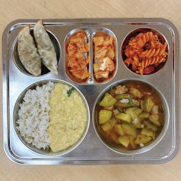 <span style="color: rgb(0, 0, 0); font-family: Gulim, 굴림, sans-serif; font-size: 16px; background-color: rgb(255, 218, 237);">*중식:양파계란덮밥(1.5.6)/돈육애호박찌개(5.6.10)/푸실리파스타(1.2.5.6.12.13)/육즙가득갈비만두(1.2.5.6.10.13)/양배추김치(9.13)</span><div style="margin: 0px; padding: 0px; color: rgb(17, 17, 17); font-family: Gulim, 굴림, sans-serif; font-size: 14px; background-color: rgb(255, 255, 255);"><span style="font-size: 16px;">쌀:국내산,유기농,무농약/기장:국내산,무농약</span><br></div><div style="margin: 0px; padding: 0px; color: rgb(17, 17, 17); font-family: Gulim, 굴림, sans-serif; font-size: 14px; background-color: rgb(255, 255, 255);"><span style="font-size: 16px;">계란:국내산,무항생제(1듭급),친환경</span></div><div style="margin: 0px; padding: 0px; color: rgb(17, 17, 17); font-family: Gulim, 굴림, sans-serif; font-size: 14px; background-color: rgb(255, 255, 255);"><span style="font-size: 16px;">양파,대파:국내산/</span><span style="font-size: 16px;">당근:국내산</span></div><div style="margin: 0px; padding: 0px; color: rgb(17, 17, 17); font-family: Gulim, 굴림, sans-serif; font-size: 14px; background-color: rgb(255, 255, 255);"><span style="font-size: 16px;">돼지고기(한돈):국내산/</span><span style="font-size: 16px;">애호박:국내산</span></div><div style="margin: 0px; padding: 0px; color: rgb(17, 17, 17); font-family: Gulim, 굴림, sans-serif; font-size: 14px; background-color: rgb(255, 255, 255);"><span style="font-size: 16px;">푸실리면:이탈리아산/</span><span style="font-size: 16px;">토마토소스:미국산</span></div><div style="margin: 0px; padding: 0px; color: rgb(17, 17, 17); font-family: Gulim, 굴림, sans-serif; font-size: 14px; background-color: rgb(255, 255, 255);"><span style="font-size: 16px;">방울토마토:국내산/</span><span style="font-size: 16px;">파프리카:국내산</span></div><div style="margin: 0px; padding: 0px; color: rgb(17, 17, 17); font-family: Gulim, 굴림, sans-serif; font-size: 14px; background-color: rgb(255, 255, 255);"><span style="font-size: 16px;">갈비만두:국내산,자연드림(생협)</span></div><div style="margin: 0px; padding: 0px; color: rgb(17, 17, 17); font-family: Gulim, 굴림, sans-serif; font-size: 14px; background-color: rgb(255, 255, 255);"><span style="font-size: 16px;">양배추:국내산/</span><span style="font-size: 16px;">고춧가루:국내산,</span><span style="font-size: 16px;">무농약(친환경)</span></div><div style="margin: 0px; padding: 0px; color: rgb(17, 17, 17); font-family: Gulim, 굴림, sans-serif; font-size: 14px; background-color: rgb(255, 255, 255);"><br></div><div style="margin: 0px; padding: 0px; color: rgb(17, 17, 17); font-family: Gulim, 굴림, sans-serif; font-size: 14px; background-color: rgb(255, 255, 255);"><span style="font-size: 16px; background-color: rgb(228, 255, 117); color: rgb(0, 0, 0);">*오전간식:들깨미역죽(5.6)/배추김치(9.13)</span></div><div style="margin: 0px; padding: 0px; color: rgb(17, 17, 17); font-family: Gulim, 굴림, sans-serif; font-size: 14px; background-color: rgb(255, 255, 255);"><span style="font-size: 16px;">쌀:국내산,유기농,무농약</span></div><div style="margin: 0px; padding: 0px; color: rgb(17, 17, 17); font-family: Gulim, 굴림, sans-serif; font-size: 14px; background-color: rgb(255, 255, 255);"><span style="font-size: 16px;">들깨가루:국내산,한살림/</span><span style="font-size: 16px;">미역:국내산</span></div><div style="margin: 0px; padding: 0px; color: rgb(17, 17, 17); font-family: Gulim, 굴림, sans-serif; font-size: 14px; background-color: rgb(255, 255, 255);"><span style="font-size: 16px;">배추:국내산,유기농,무농약(친환경)</span></div><div style="margin: 0px; padding: 0px; color: rgb(17, 17, 17); font-family: Gulim, 굴림, sans-serif; font-size: 14px; background-color: rgb(255, 255, 255);"><span style="font-size: 16px;">고춧가루:국내산,무농약(친환경)</span></div><div style="margin: 0px; padding: 0px; color: rgb(17, 17, 17); font-family: Gulim, 굴림, sans-serif; font-size: 14px; background-color: rgb(255, 255, 255);"><br></div><div style="margin: 0px; padding: 0px; color: rgb(17, 17, 17); font-family: Gulim, 굴림, sans-serif; font-size: 14px; background-color: rgb(255, 255, 255);"><span style="font-size: 16px; background-color: rgb(153, 220, 255); color: rgb(0, 0, 0);">*오후간식:유기농바나나/유기농보리차</span></div><div style="margin: 0px; padding: 0px; color: rgb(17, 17, 17); font-family: Gulim, 굴림, sans-serif; font-size: 14px; background-color: rgb(255, 255, 255);"><span style="font-size: 16px;">바나나:페루산,유기농,자연드림(생협)</span></div><div style="margin: 0px; padding: 0px; color: rgb(17, 17, 17); font-family: Gulim, 굴림, sans-serif; font-size: 14px; background-color: rgb(255, 255, 255);"><span style="font-size: 16px;">유기농보리차:국내산,자연드림(생협)</span></div><div style="margin: 0px; padding: 0px; color: rgb(17, 17, 17); font-family: Gulim, 굴림, sans-serif; font-size: 14px; background-color: rgb(255, 255, 255);"><br></div><div style="margin: 0px; padding: 0px; color: rgb(17, 17, 17); font-family: Gulim, 굴림, sans-serif; font-size: 14px; background-color: rgb(255, 255, 255);"><span style="font-size: 16px; background-color: rgb(166, 255, 77); color: rgb(0, 0, 0);">*돌봄(저녁)간식:초코크림파이(1.2.5.6)</span></div><div style="margin: 0px; padding: 0px; color: rgb(17, 17, 17); font-family: Gulim, 굴림, sans-serif; font-size: 14px; background-color: rgb(255, 255, 255);"><span style="font-size: 16px;">초코크림파이:콜롬비아산,자연드림(생협)</span></div><div style="margin: 0px; padding: 0px; color: rgb(17, 17, 17); font-family: Gulim, 굴림, sans-serif; font-size: 14px; background-color: rgb(255, 255, 255);"><p class="0"></p><table style="border-collapse:collapse;table-layout:fixed;border-top:none;border-left:none;border-bottom:none;border-right:none;mso-table-overlap:never;"><tbody><tr><td style="width:47.71pt;height:42.45pt;padding:1.41pt 5.10pt 1.41pt 5.10pt;border-top:solid #000000 0.28pt;border-left:solid #000000 0.28pt;border-bottom:solid #000000 0.28pt;border-right:solid #000000 0.28pt;" valign="middle"><p class="0" style="text-align:center;mso-pagination:none;text-autospace:none;mso-padding-alt:0pt 0pt 0pt 0pt;"><span style="font-family:굴림체;mso-fareast-font-family:굴림체;font-weight:bold;font-size:8.0pt;">알레르기&nbsp;</span></p><p class="0" style="text-align:center;mso-pagination:none;text-autospace:none;mso-padding-alt:0pt 0pt 0pt 0pt;"><span style="font-family:굴림체;mso-fareast-font-family:굴림체;font-weight:bold;font-size:8.0pt;">정보</span></p></td><td colspan="10" style="width:398.40pt;height:42.45pt;padding:1.41pt 5.10pt 1.41pt 5.10pt;border-top:solid #000000 0.28pt;border-left:solid #000000 0.28pt;border-bottom:solid #000000 0.28pt;border-right:solid #000000 0.28pt;" valign="middle"><p class="0"><span lang="EN-US" style="mso-fareast-font-family:굴림체;font-family:굴림체;mso-ascii-font-family:굴림체;mso-font-width:100%;letter-spacing:0pt;mso-text-raise:0pt;font-size:8.0pt;">1.</span><span style="font-family:굴림체;mso-fareast-font-family:굴림체;font-size:8.0pt;">알류</span><span lang="EN-US" style="mso-fareast-font-family:굴림체;font-family:굴림체;mso-ascii-font-family:굴림체;mso-font-width:100%;letter-spacing:0pt;mso-text-raise:0pt;font-size:8.0pt;">(</span><span style="font-family:굴림체;mso-fareast-font-family:굴림체;font-size:8.0pt;">가금류알</span><span lang="EN-US" style="mso-fareast-font-family:굴림체;font-family:굴림체;mso-ascii-font-family:굴림체;mso-font-width:100%;letter-spacing:0pt;mso-text-raise:0pt;font-size:8.0pt;">) 2.</span><span style="font-family:굴림체;mso-fareast-font-family:굴림체;font-size:8.0pt;">우유</span><span lang="EN-US" style="mso-fareast-font-family:굴림체;font-family:굴림체;mso-ascii-font-family:굴림체;mso-font-width:100%;letter-spacing:0pt;mso-text-raise:0pt;font-size:8.0pt;">3.</span><span style="font-family:굴림체;mso-fareast-font-family:굴림체;font-size:8.0pt;">메밀</span><span lang="EN-US" style="mso-fareast-font-family:굴림체;font-family:굴림체;mso-ascii-font-family:굴림체;mso-font-width:100%;letter-spacing:0pt;mso-text-raise:0pt;font-size:8.0pt;">4.</span><span style="font-family:굴림체;mso-fareast-font-family:굴림체;font-size:8.0pt;">땅콩</span><span lang="EN-US" style="mso-fareast-font-family:굴림체;font-family:굴림체;mso-ascii-font-family:굴림체;mso-font-width:100%;letter-spacing:0pt;mso-text-raise:0pt;font-size:8.0pt;">5.</span><span style="font-family:굴림체;mso-fareast-font-family:굴림체;font-size:8.0pt;">대두</span><span lang="EN-US" style="mso-fareast-font-family:굴림체;font-family:굴림체;mso-ascii-font-family:굴림체;mso-font-width:100%;letter-spacing:0pt;mso-text-raise:0pt;font-size:8.0pt;">6.</span><span style="font-family:굴림체;mso-fareast-font-family:굴림체;font-size:8.0pt;">밀</span><span lang="EN-US" style="mso-fareast-font-family:굴림체;font-family:굴림체;mso-ascii-font-family:굴림체;mso-font-width:100%;letter-spacing:0pt;mso-text-raise:0pt;font-size:8.0pt;">7.</span><span style="font-family:굴림체;mso-fareast-font-family:굴림체;font-size:8.0pt;">고등어</span><span lang="EN-US" style="mso-fareast-font-family:굴림체;font-family:굴림체;mso-ascii-font-family:굴림체;mso-font-width:100%;letter-spacing:0pt;mso-text-raise:0pt;font-size:8.0pt;">8.</span><span style="font-family:굴림체;mso-fareast-font-family:굴림체;font-size:8.0pt;">게</span><span lang="EN-US" style="mso-fareast-font-family:굴림체;font-family:굴림체;mso-ascii-font-family:굴림체;mso-font-width:100%;letter-spacing:0pt;mso-text-raise:0pt;font-size:8.0pt;">9.</span><span style="font-family:굴림체;mso-fareast-font-family:굴림체;font-size:8.0pt;">새우</span><span lang="EN-US" style="mso-fareast-font-family:굴림체;font-family:굴림체;mso-ascii-font-family:굴림체;mso-font-width:100%;letter-spacing:0pt;mso-text-raise:0pt;font-size:8.0pt;">0.</span><span style="font-family:굴림체;mso-fareast-font-family:굴림체;font-size:8.0pt;">돼지고기</span><span lang="EN-US" style="mso-fareast-font-family:굴림체;font-family:굴림체;mso-ascii-font-family:굴림체;mso-font-width:100%;letter-spacing:0pt;mso-text-raise:0pt;font-size:8.0pt;">11.</span><span style="font-family:굴림체;mso-fareast-font-family:굴림체;font-size:8.0pt;">복숭</span><span lang="EN-US" style="mso-fareast-font-family:굴림체;font-family:굴림체;mso-ascii-font-family:굴림체;mso-font-width:100%;letter-spacing:0pt;mso-text-raise:0pt;font-size:8.0pt;">12.</span><span style="font-family:굴림체;mso-fareast-font-family:굴림체;font-size:8.0pt;">토마토</span><span lang="EN-US" style="mso-fareast-font-family:굴림체;font-family:굴림체;mso-ascii-font-family:굴림체;mso-font-width:100%;letter-spacing:0pt;mso-text-raise:0pt;font-size:8.0pt;">13.</span><span style="font-family:굴림체;mso-fareast-font-family:굴림체;font-size:8.0pt;">아황산류</span><span lang="EN-US" style="mso-fareast-font-family:굴림체;font-family:굴림체;mso-ascii-font-family:굴림체;mso-font-width:100%;letter-spacing:0pt;mso-text-raise:0pt;font-size:8.0pt;">(</span><span style="font-family:굴림체;mso-fareast-font-family:굴림체;font-size:8.0pt;">최종 식품</span><span lang="EN-US" style="mso-fareast-font-family:굴림체;font-family:굴림체;mso-ascii-font-family:굴림체;mso-font-width:100%;letter-spacing:0pt;mso-text-raise:0pt;font-size:8.0pt;">1kg</span><span style="font-family:굴림체;mso-fareast-font-family:굴림체;font-size:8.0pt;">당 아산화황</span><span lang="EN-US" style="mso-fareast-font-family:굴림체;font-family:굴림체;mso-ascii-font-family:굴림체;mso-font-width:100%;letter-spacing:0pt;mso-text-raise:0pt;font-size:8.0pt;">10mg</span><span style="font-family:굴림체;mso-fareast-font-family:굴림체;font-size:8.0pt;">이상</span><span lang="EN-US" style="mso-fareast-font-family:굴림체;font-family:굴림체;mso-ascii-font-family:굴림체;mso-font-width:100%;letter-spacing:0pt;mso-text-raise:0pt;font-size:8.0pt;">)14.</span><span style="font-family:굴림체;mso-fareast-font-family:굴림체;font-size:8.0pt;">호두</span><span lang="EN-US" style="mso-fareast-font-family:굴림체;font-family:굴림체;mso-ascii-font-family:굴림체;mso-font-width:100%;letter-spacing:0pt;mso-text-raise:0pt;font-size:8.0pt;">15.</span><span style="font-family:굴림체;mso-fareast-font-family:굴림체;font-size:8.0pt;">닭고기</span><span lang="EN-US" style="mso-fareast-font-family:굴림체;font-family:굴림체;mso-ascii-font-family:굴림체;mso-font-width:100%;letter-spacing:0pt;mso-text-raise:0pt;font-size:8.0pt;">16.</span><span style="font-family:굴림체;mso-fareast-font-family:굴림체;font-size:8.0pt;">소고기</span><span lang="EN-US" style="mso-fareast-font-family:굴림체;font-family:굴림체;mso-ascii-font-family:굴림체;mso-font-width:100%;letter-spacing:0pt;mso-text-raise:0pt;font-size:8.0pt;">17.</span><span style="font-family:굴림체;mso-fareast-font-family:굴림체;font-size:8.0pt;">오징어</span><span lang="EN-US" style="mso-fareast-font-family:굴림체;font-family:굴림체;mso-ascii-font-family:굴림체;mso-font-width:100%;letter-spacing:0pt;mso-text-raise:0pt;font-size:8.0pt;">18.</span><span style="font-family:굴림체;mso-fareast-font-family:굴림체;font-size:8.0pt;">조개류</span><span lang="EN-US" style="mso-fareast-font-family:굴림체;font-family:굴림체;mso-ascii-font-family:굴림체;mso-font-width:100%;letter-spacing:0pt;mso-text-raise:0pt;font-size:8.0pt;">(</span><span style="font-family:굴림체;mso-fareast-font-family:굴림체;font-size:8.0pt;">굴 전복 홍합 포함</span><span lang="EN-US" style="mso-fareast-font-family:굴림체;font-family:굴림체;mso-ascii-font-family:굴림체;mso-font-width:100%;letter-spacing:0pt;mso-text-raise:0pt;font-size:8.0pt;">) 19.</span><span style="font-family:굴림체;mso-fareast-font-family:굴림체;font-size:8.0pt;">잣</span><span lang="EN-US" style="mso-fareast-font-family:굴림체;font-family:굴림체;mso-ascii-font-family:굴림체;mso-font-width:100%;letter-spacing:0pt;mso-text-raise:0pt;font-size:8.0pt;">20.</span><span style="font-family:굴림체;mso-fareast-font-family:굴림체;font-size:8.0pt;">기타</span></p></td></tr><tr><td rowspan="2" style="width:47.71pt;height:54.92pt;padding:1.41pt 5.10pt 1.41pt 5.10pt;border-top:solid #000000 0.28pt;border-left:solid #000000 0.28pt;border-bottom:solid #000000 0.28pt;border-right:solid #000000 0.28pt;" valign="middle"><p class="0" style="text-align:center;mso-pagination:none;text-autospace:none;mso-padding-alt:0pt 0pt 0pt 0pt;"><span style="font-family:굴림체;mso-fareast-font-family:굴림체;font-weight:bold;font-size:8.0pt;">영양량</span></p><p class="0" style="text-align:center;mso-pagination:none;text-autospace:none;mso-padding-alt:0pt 0pt 0pt 0pt;"><span style="font-family:굴림체;mso-fareast-font-family:굴림체;font-weight:bold;font-size:8.0pt;">표시</span></p></td><td style="width:39.84pt;height:26.22pt;padding:1.41pt 5.10pt 1.41pt 5.10pt;border-top:solid #000000 0.28pt;border-left:solid #000000 0.28pt;border-bottom:solid #000000 0.28pt;border-right:solid #000000 0.28pt;" valign="middle"><p class="0" style="text-align:center;mso-pagination:none;text-autospace:none;mso-padding-alt:0pt 0pt 0pt 0pt;"><span style="font-family:굴림체;mso-fareast-font-family:굴림체;font-size:9.0pt;">에너지</span></p><p class="0" style="text-align:center;mso-pagination:none;text-autospace:none;mso-padding-alt:0pt 0pt 0pt 0pt;"><span lang="EN-US" style="mso-fareast-font-family:굴림체;font-family:굴림체;mso-ascii-font-family:굴림체;mso-font-width:100%;letter-spacing:0pt;mso-text-raise:0pt;font-size:9.0pt;">(kcal)</span></p></td><td style="width:39.84pt;height:26.22pt;padding:1.41pt 5.10pt 1.41pt 5.10pt;border-top:solid #000000 0.28pt;border-left:solid #000000 0.28pt;border-bottom:solid #000000 0.28pt;border-right:solid #000000 0.28pt;" valign="middle"><p class="0" style="text-align:center;mso-pagination:none;text-autospace:none;mso-padding-alt:0pt 0pt 0pt 0pt;"><span style="font-family:굴림체;mso-fareast-font-family:굴림체;font-size:9.0pt;">단백질</span></p><p class="0" style="text-align:center;mso-pagination:none;text-autospace:none;mso-padding-alt:0pt 0pt 0pt 0pt;"><span lang="EN-US" style="mso-fareast-font-family:굴림체;font-family:굴림체;mso-ascii-font-family:굴림체;mso-font-width:100%;letter-spacing:0pt;mso-text-raise:0pt;font-size:9.0pt;">(g)</span></p></td><td style="width:31.35pt;height:26.22pt;padding:1.41pt 5.10pt 1.41pt 5.10pt;border-top:solid #000000 0.28pt;border-left:solid #000000 0.28pt;border-bottom:solid #000000 0.28pt;border-right:solid #000000 0.28pt;" valign="middle"><p class="0" style="text-align:center;mso-pagination:none;text-autospace:none;mso-padding-alt:0pt 0pt 0pt 0pt;"><span style="font-family:굴림체;mso-fareast-font-family:굴림체;font-size:9.0pt;">지방</span></p><p class="0" style="text-align:center;mso-pagination:none;text-autospace:none;mso-padding-alt:0pt 0pt 0pt 0pt;"><span lang="EN-US" style="mso-fareast-font-family:굴림체;font-family:굴림체;mso-ascii-font-family:굴림체;mso-font-width:100%;letter-spacing:0pt;mso-text-raise:0pt;font-size:9.0pt;">(g)</span></p></td><td style="width:48.33pt;height:26.22pt;padding:1.41pt 5.10pt 1.41pt 5.10pt;border-top:solid #000000 0.28pt;border-left:solid #000000 0.28pt;border-bottom:solid #000000 0.28pt;border-right:solid #000000 0.28pt;" valign="middle"><p class="0" style="text-align:center;mso-pagination:none;text-autospace:none;mso-padding-alt:0pt 0pt 0pt 0pt;"><span style="font-family:굴림체;mso-fareast-font-family:굴림체;font-size:9.0pt;">탄수화물</span></p><p class="0" style="text-align:center;mso-pagination:none;text-autospace:none;mso-padding-alt:0pt 0pt 0pt 0pt;"><span lang="EN-US" style="mso-fareast-font-family:굴림체;font-family:굴림체;mso-ascii-font-family:굴림체;mso-font-width:100%;letter-spacing:0pt;mso-text-raise:0pt;font-size:9.0pt;">(g)</span></p></td><td style="width:42.67pt;height:26.22pt;padding:1.41pt 5.10pt 1.41pt 5.10pt;border-top:solid #000000 0.28pt;border-left:solid #000000 0.28pt;border-bottom:solid #000000 0.28pt;border-right:solid #000000 0.28pt;" valign="middle"><p class="0" style="text-align:center;mso-pagination:none;text-autospace:none;mso-padding-alt:0pt 0pt 0pt 0pt;"><span lang="EN-US" style="mso-fareast-font-family:굴림체;font-family:굴림체;mso-ascii-font-family:굴림체;mso-font-width:100%;letter-spacing:0pt;mso-text-raise:0pt;font-size:9.0pt;">Vit.A</span></p><p class="0" style="text-align:center;mso-pagination:none;text-autospace:none;mso-padding-alt:0pt 0pt 0pt 0pt;"><span lang="EN-US" style="mso-fareast-font-family:굴림체;font-family:굴림체;mso-ascii-font-family:굴림체;mso-font-width:100%;letter-spacing:0pt;mso-text-raise:0pt;font-size:9.0pt;">(ugRAN)</span></p></td><td style="width:39.84pt;height:26.22pt;padding:1.41pt 5.10pt 1.41pt 5.10pt;border-top:solid #000000 0.28pt;border-left:solid #000000 0.28pt;border-bottom:solid #000000 0.28pt;border-right:solid #000000 0.28pt;" valign="middle"><p class="0" style="text-align:center;mso-pagination:none;text-autospace:none;mso-padding-alt:0pt 0pt 0pt 0pt;"><span lang="EN-US" style="mso-fareast-font-family:굴림체;font-family:굴림체;mso-ascii-font-family:굴림체;mso-font-width:100%;letter-spacing:0pt;mso-text-raise:0pt;font-size:9.0pt;">Vit.B1</span></p><p class="0" style="text-align:center;mso-pagination:none;text-autospace:none;mso-padding-alt:0pt 0pt 0pt 0pt;"><span lang="EN-US" style="mso-fareast-font-family:굴림체;font-family:굴림체;mso-ascii-font-family:굴림체;mso-font-width:100%;letter-spacing:0pt;mso-text-raise:0pt;font-size:9.0pt;">(mg)</span></p></td><td style="width:42.67pt;height:26.22pt;padding:1.41pt 5.10pt 1.41pt 5.10pt;border-top:solid #000000 0.28pt;border-left:solid #000000 0.28pt;border-bottom:solid #000000 0.28pt;border-right:solid #000000 0.28pt;" valign="middle"><p class="0" style="text-align:center;mso-pagination:none;text-autospace:none;mso-padding-alt:0pt 0pt 0pt 0pt;"><span lang="EN-US" style="mso-fareast-font-family:굴림체;font-family:굴림체;mso-ascii-font-family:굴림체;mso-font-width:100%;letter-spacing:0pt;mso-text-raise:0pt;font-size:9.0pt;">Vit.B2</span></p><p class="0" style="text-align:center;mso-pagination:none;text-autospace:none;mso-padding-alt:0pt 0pt 0pt 0pt;"><span lang="EN-US" style="mso-fareast-font-family:굴림체;font-family:굴림체;mso-ascii-font-family:굴림체;mso-font-width:100%;letter-spacing:0pt;mso-text-raise:0pt;font-size:9.0pt;">(mg)</span></p></td><td style="width:39.84pt;height:26.22pt;padding:1.41pt 5.10pt 1.41pt 5.10pt;border-top:solid #000000 0.28pt;border-left:solid #000000 0.28pt;border-bottom:solid #000000 0.28pt;border-right:solid #000000 0.28pt;" valign="middle"><p class="0" style="text-align:center;mso-pagination:none;text-autospace:none;mso-padding-alt:0pt 0pt 0pt 0pt;"><span lang="EN-US" style="mso-fareast-font-family:굴림체;font-family:굴림체;mso-ascii-font-family:굴림체;mso-font-width:100%;letter-spacing:0pt;mso-text-raise:0pt;font-size:9.0pt;">Vit.C</span></p><p class="0" style="text-align:center;mso-pagination:none;text-autospace:none;mso-padding-alt:0pt 0pt 0pt 0pt;"><span lang="EN-US" style="mso-fareast-font-family:굴림체;font-family:굴림체;mso-ascii-font-family:굴림체;mso-font-width:100%;letter-spacing:0pt;mso-text-raise:0pt;font-size:9.0pt;">(mg)</span></p></td><td style="width:39.84pt;height:26.22pt;padding:1.41pt 5.10pt 1.41pt 5.10pt;border-top:solid #000000 0.28pt;border-left:solid #000000 0.28pt;border-bottom:solid #000000 0.28pt;border-right:solid #000000 0.28pt;" valign="middle"><p class="0" style="text-align:center;mso-pagination:none;text-autospace:none;mso-padding-alt:0pt 0pt 0pt 0pt;"><span style="font-family:굴림체;mso-fareast-font-family:굴림체;font-size:9.0pt;">칼슘</span></p><p class="0" style="text-align:center;mso-pagination:none;text-autospace:none;mso-padding-alt:0pt 0pt 0pt 0pt;"><span lang="EN-US" style="mso-fareast-font-family:굴림체;font-family:굴림체;mso-ascii-font-family:굴림체;mso-font-width:100%;letter-spacing:0pt;mso-text-raise:0pt;font-size:9.0pt;">(mg)</span></p></td><td style="width:34.18pt;height:26.22pt;padding:1.41pt 5.10pt 1.41pt 5.10pt;border-top:solid #000000 0.28pt;border-left:solid #000000 0.28pt;border-bottom:solid #000000 0.28pt;border-right:solid #000000 0.28pt;" valign="middle"><p class="0" style="text-align:center;mso-pagination:none;text-autospace:none;mso-padding-alt:0pt 0pt 0pt 0pt;"><span style="font-family:굴림체;mso-fareast-font-family:굴림체;font-size:9.0pt;">철분</span></p><p class="0" style="text-align:center;mso-pagination:none;text-autospace:none;mso-padding-alt:0pt 0pt 0pt 0pt;"><span lang="EN-US" style="mso-fareast-font-family:굴림체;font-family:굴림체;mso-ascii-font-family:굴림체;mso-font-width:100%;letter-spacing:0pt;mso-text-raise:0pt;font-size:9.0pt;">(mg)</span></p></td></tr><tr><td style="width:39.84pt;height:28.70pt;padding:1.41pt 5.10pt 1.41pt 5.10pt;border-top:solid #000000 0.28pt;border-left:solid #000000 0.28pt;border-bottom:solid #000000 0.28pt;border-right:solid #000000 0.28pt;" valign="middle"><p class="0" style="text-align:center;mso-pagination:none;text-autospace:none;mso-padding-alt:0pt 0pt 0pt 0pt;"><span lang="EN-US" style="mso-fareast-font-family:굴림체;font-family:굴림체;mso-ascii-font-family:굴림체;mso-font-width:100%;letter-spacing:0pt;mso-text-raise:0pt;">457.6</span></p></td><td style="width:39.84pt;height:28.70pt;padding:1.41pt 5.10pt 1.41pt 5.10pt;border-top:solid #000000 0.28pt;border-left:solid #000000 0.28pt;border-bottom:solid #000000 0.28pt;border-right:solid #000000 0.28pt;" valign="middle"><p class="0" style="text-align:center;mso-pagination:none;text-autospace:none;mso-padding-alt:0pt 0pt 0pt 0pt;"><span lang="EN-US" style="mso-fareast-font-family:굴림체;font-family:굴림체;mso-ascii-font-family:굴림체;mso-font-width:100%;letter-spacing:0pt;mso-text-raise:0pt;">20.3</span></p></td><td style="width:31.35pt;height:28.70pt;padding:1.41pt 5.10pt 1.41pt 5.10pt;border-top:solid #000000 0.28pt;border-left:solid #000000 0.28pt;border-bottom:solid #000000 0.28pt;border-right:solid #000000 0.28pt;" valign="middle"><p class="0" style="text-align:center;mso-pagination:none;text-autospace:none;mso-padding-alt:0pt 0pt 0pt 0pt;"><span lang="EN-US" style="mso-fareast-font-family:굴림체;font-family:굴림체;mso-ascii-font-family:굴림체;mso-font-width:100%;letter-spacing:0pt;mso-text-raise:0pt;">11.5</span></p></td><td style="width:48.33pt;height:28.70pt;padding:1.41pt 5.10pt 1.41pt 5.10pt;border-top:solid #000000 0.28pt;border-left:solid #000000 0.28pt;border-bottom:solid #000000 0.28pt;border-right:solid #000000 0.28pt;" valign="middle"><p class="0" style="text-align:center;mso-pagination:none;text-autospace:none;mso-padding-alt:0pt 0pt 0pt 0pt;"><span lang="EN-US" style="mso-fareast-font-family:굴림체;font-family:굴림체;mso-ascii-font-family:굴림체;mso-font-width:100%;letter-spacing:0pt;mso-text-raise:0pt;">75.5</span></p></td><td style="width:42.67pt;height:28.70pt;padding:1.41pt 5.10pt 1.41pt 5.10pt;border-top:solid #000000 0.28pt;border-left:solid #000000 0.28pt;border-bottom:solid #000000 0.28pt;border-right:solid #000000 0.28pt;" valign="middle"><p class="0" style="text-align:center;mso-pagination:none;text-autospace:none;mso-padding-alt:0pt 0pt 0pt 0pt;"><span lang="EN-US" style="mso-fareast-font-family:굴림체;font-family:굴림체;mso-ascii-font-family:굴림체;mso-font-width:100%;letter-spacing:0pt;mso-text-raise:0pt;">123</span></p></td><td style="width:39.84pt;height:28.70pt;padding:1.41pt 5.10pt 1.41pt 5.10pt;border-top:solid #000000 0.28pt;border-left:solid #000000 0.28pt;border-bottom:solid #000000 0.28pt;border-right:solid #000000 0.28pt;" valign="middle"><p class="0" style="text-align:center;mso-pagination:none;text-autospace:none;mso-padding-alt:0pt 0pt 0pt 0pt;"><span lang="EN-US" style="mso-fareast-font-family:굴림체;font-family:굴림체;mso-ascii-font-family:굴림체;mso-font-width:100%;letter-spacing:0pt;mso-text-raise:0pt;">0.22</span></p></td><td style="width:42.67pt;height:28.70pt;padding:1.41pt 5.10pt 1.41pt 5.10pt;border-top:solid #000000 0.28pt;border-left:solid #000000 0.28pt;border-bottom:solid #000000 0.28pt;border-right:solid #000000 0.28pt;" valign="middle"><p class="0" style="text-align:center;mso-pagination:none;text-autospace:none;mso-padding-alt:0pt 0pt 0pt 0pt;"><span lang="EN-US" style="mso-fareast-font-family:굴림체;font-family:굴림체;mso-ascii-font-family:굴림체;mso-font-width:100%;letter-spacing:0pt;mso-text-raise:0pt;">0.21</span></p></td><td style="width:39.84pt;height:28.70pt;padding:1.41pt 5.10pt 1.41pt 5.10pt;border-top:solid #000000 0.28pt;border-left:solid #000000 0.28pt;border-bottom:solid #000000 0.28pt;border-right:solid #000000 0.28pt;" valign="middle"><p class="0" style="text-align:center;mso-pagination:none;text-autospace:none;mso-padding-alt:0pt 0pt 0pt 0pt;"><span lang="EN-US" style="mso-fareast-font-family:굴림체;font-family:굴림체;mso-ascii-font-family:굴림체;mso-font-width:100%;letter-spacing:0pt;mso-text-raise:0pt;">14.7</span></p></td><td style="width:39.84pt;height:28.70pt;padding:1.41pt 5.10pt 1.41pt 5.10pt;border-top:solid #000000 0.28pt;border-left:solid #000000 0.28pt;border-bottom:solid #000000 0.28pt;border-right:solid #000000 0.28pt;" valign="middle"><p class="0" style="text-align:center;mso-pagination:none;text-autospace:none;mso-padding-alt:0pt 0pt 0pt 0pt;"><span lang="EN-US" style="mso-fareast-font-family:굴림체;font-family:굴림체;mso-ascii-font-family:굴림체;mso-font-width:100%;letter-spacing:0pt;mso-text-raise:0pt;">155.5</span></p></td><td style="width:34.18pt;height:28.70pt;padding:1.41pt 5.10pt 1.41pt 5.10pt;border-top:solid #000000 0.28pt;border-left:solid #000000 0.28pt;border-bottom:solid #000000 0.28pt;border-right:solid #000000 0.28pt;" valign="middle"><p class="0" style="text-align:center;mso-pagination:none;text-autospace:none;mso-padding-alt:0pt 0pt 0pt 0pt;"><span lang="EN-US" style="mso-fareast-font-family:굴림체;font-family:굴림체;mso-ascii-font-family:굴림체;mso-font-width:100%;letter-spacing:0pt;mso-text-raise:0pt;">2.4</span></p></td></tr></tbody></table><p></p></div>
