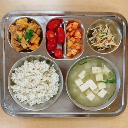 <span style="color: rgb(0, 0, 0); font-family: Gulim, 굴림, sans-serif; font-size: 14px; background-color: rgb(255, 218, 237);">*중식:차조밥/무두부국(5.6)/순살닭볶음탕(5.6.15)/방울토마토(12)/진미채볶음(5.6.17)/깍두기(9.13)</span><div style="margin: 0px; padding: 0px; color: rgb(17, 17, 17); font-family: Gulim, 굴림, sans-serif; font-size: 14px; background-color: rgb(255, 255, 255);">쌀:국내산,유기농,무농약/차조:국내산,무농약(친환경)<br></div><div style="margin: 0px; padding: 0px; color: rgb(17, 17, 17); font-family: Gulim, 굴림, sans-serif; font-size: 14px; background-color: rgb(255, 255, 255);">무:국내산/두부(콩):국내산,무농약(친환경)</div><div style="margin: 0px; padding: 0px; color: rgb(17, 17, 17); font-family: Gulim, 굴림, sans-serif; font-size: 14px; background-color: rgb(255, 255, 255);">대파,양파:국내산/닭정육:국내산</div><div style="margin: 0px; padding: 0px; color: rgb(17, 17, 17); font-family: Gulim, 굴림, sans-serif; font-size: 14px; background-color: rgb(255, 255, 255);">감자,당근:국내산/새송이버섯:국내산</div><div style="margin: 0px; padding: 0px; color: rgb(17, 17, 17); font-family: Gulim, 굴림, sans-serif; font-size: 14px; background-color: rgb(255, 255, 255);">방울토마토:국내산,무농약(친환경)</div><div style="margin: 0px; padding: 0px; color: rgb(17, 17, 17); font-family: Gulim, 굴림, sans-serif; font-size: 14px; background-color: rgb(255, 255, 255);">진미채:페루산/무:국내산</div><div style="margin: 0px; padding: 0px; color: rgb(17, 17, 17); font-family: Gulim, 굴림, sans-serif; font-size: 14px; background-color: rgb(255, 255, 255);">고춧가루:국내산,무농약(친환경)</div><div style="margin: 0px; padding: 0px; color: rgb(17, 17, 17); font-family: Gulim, 굴림, sans-serif; font-size: 14px; background-color: rgb(255, 255, 255);"><br></div><div style="margin: 0px; padding: 0px; color: rgb(17, 17, 17); font-family: Gulim, 굴림, sans-serif; font-size: 14px; background-color: rgb(255, 255, 255);"><span style="background-color: rgb(228, 255, 117); color: rgb(0, 0, 0);">*오전간식:누룽지탕/배추김치(9.13)</span></div><div style="margin: 0px; padding: 0px; color: rgb(17, 17, 17); background-color: rgb(255, 255, 255); letter-spacing: -0.5px;"><span style="font-family: Gulim, 굴림, sans-serif; font-size: 14px; letter-spacing: normal; background-color: rgba(0, 0, 0, 0);">쌀:국내산,유기농,무농약</span><span style="font-size: 14px;"><br></span></div><div style="margin: 0px; padding: 0px; color: rgb(17, 17, 17); font-family: Gulim, 굴림, sans-serif; font-size: 14px; background-color: rgb(255, 255, 255);"><span style="background-color: rgba(0, 0, 0, 0);">배추:국내산,유기농,무농약(친환경)</span></div><div style="margin: 0px; padding: 0px; color: rgb(17, 17, 17); background-color: rgb(255, 255, 255);"><span style="font-size: 14px; font-family: Gulim, 굴림, sans-serif; background-color: rgba(0, 0, 0, 0);">고춧가루:국내산,무농약(친환경)</span></div><div style="margin: 0px; padding: 0px; color: rgb(17, 17, 17); background-color: rgb(255, 255, 255);"><span style="font-size: 14px; font-family: Gulim, 굴림, sans-serif; background-color: rgba(0, 0, 0, 0);"><br></span></div><div style="margin: 0px; padding: 0px; color: rgb(17, 17, 17); background-color: rgb(255, 255, 255);"><span style="font-size: 14px; font-family: Gulim, 굴림, sans-serif; background-color: rgb(153, 220, 255); color: rgb(0, 0, 0);">*오후간식:찐고구마/유기농보리차</span></div><div style="margin: 0px; padding: 0px; color: rgb(17, 17, 17); background-color: rgb(255, 255, 255);"><span style="font-size: 14px; font-family: Gulim, 굴림, sans-serif; background-color: rgba(0, 0, 0, 0);">고구마:국내산</span></div><div style="margin: 0px; padding: 0px; color: rgb(17, 17, 17); background-color: rgb(255, 255, 255);"><span style="font-size: 14px; font-family: Gulim, 굴림, sans-serif; background-color: rgba(0, 0, 0, 0);">유기농보리차:국내산,자연드림(생협)</span></div><div style="margin: 0px; padding: 0px; color: rgb(17, 17, 17); background-color: rgb(255, 255, 255);"><p class="0"></p><table style="border-collapse:collapse;table-layout:fixed;border-top:none;border-left:none;border-bottom:none;border-right:none;mso-table-overlap:never;"><tbody><tr><td style="width:47.71pt;height:42.45pt;padding:1.41pt 5.10pt 1.41pt 5.10pt;border-top:solid #000000 0.28pt;border-left:solid #000000 0.28pt;border-bottom:solid #000000 0.28pt;border-right:solid #000000 0.28pt;" valign="middle"><p class="0" style="text-align:center;mso-pagination:none;text-autospace:none;mso-padding-alt:0pt 0pt 0pt 0pt;"><span style="font-family:굴림체;mso-fareast-font-family:굴림체;font-weight:bold;font-size:8.0pt;">알레르기 정보</span></p></td><td colspan="10" style="width:398.40pt;height:42.45pt;padding:1.41pt 5.10pt 1.41pt 5.10pt;border-top:solid #000000 0.28pt;border-left:solid #000000 0.28pt;border-bottom:solid #000000 0.28pt;border-right:solid #000000 0.28pt;" valign="middle"><p class="0"><span lang="EN-US" style="mso-fareast-font-family:굴림체;font-family:굴림체;mso-ascii-font-family:굴림체;mso-font-width:100%;letter-spacing:0pt;mso-text-raise:0pt;font-size:8.0pt;">1.</span><span style="font-family:굴림체;mso-fareast-font-family:굴림체;font-size:8.0pt;">알류</span><span lang="EN-US" style="mso-fareast-font-family:굴림체;font-family:굴림체;mso-ascii-font-family:굴림체;mso-font-width:100%;letter-spacing:0pt;mso-text-raise:0pt;font-size:8.0pt;">(</span><span style="font-family:굴림체;mso-fareast-font-family:굴림체;font-size:8.0pt;">가금류알</span><span lang="EN-US" style="mso-fareast-font-family:굴림체;font-family:굴림체;mso-ascii-font-family:굴림체;mso-font-width:100%;letter-spacing:0pt;mso-text-raise:0pt;font-size:8.0pt;">) 2.</span><span style="font-family:굴림체;mso-fareast-font-family:굴림체;font-size:8.0pt;">우유</span><span lang="EN-US" style="mso-fareast-font-family:굴림체;font-family:굴림체;mso-ascii-font-family:굴림체;mso-font-width:100%;letter-spacing:0pt;mso-text-raise:0pt;font-size:8.0pt;">3.</span><span style="font-family:굴림체;mso-fareast-font-family:굴림체;font-size:8.0pt;">메밀</span><span lang="EN-US" style="mso-fareast-font-family:굴림체;font-family:굴림체;mso-ascii-font-family:굴림체;mso-font-width:100%;letter-spacing:0pt;mso-text-raise:0pt;font-size:8.0pt;">4.</span><span style="font-family:굴림체;mso-fareast-font-family:굴림체;font-size:8.0pt;">땅콩</span><span lang="EN-US" style="mso-fareast-font-family:굴림체;font-family:굴림체;mso-ascii-font-family:굴림체;mso-font-width:100%;letter-spacing:0pt;mso-text-raise:0pt;font-size:8.0pt;">5.</span><span style="font-family:굴림체;mso-fareast-font-family:굴림체;font-size:8.0pt;">대두</span><span lang="EN-US" style="mso-fareast-font-family:굴림체;font-family:굴림체;mso-ascii-font-family:굴림체;mso-font-width:100%;letter-spacing:0pt;mso-text-raise:0pt;font-size:8.0pt;">6.</span><span style="font-family:굴림체;mso-fareast-font-family:굴림체;font-size:8.0pt;">밀</span><span lang="EN-US" style="mso-fareast-font-family:굴림체;font-family:굴림체;mso-ascii-font-family:굴림체;mso-font-width:100%;letter-spacing:0pt;mso-text-raise:0pt;font-size:8.0pt;">7.</span><span style="font-family:굴림체;mso-fareast-font-family:굴림체;font-size:8.0pt;">고등어</span><span lang="EN-US" style="mso-fareast-font-family:굴림체;font-family:굴림체;mso-ascii-font-family:굴림체;mso-font-width:100%;letter-spacing:0pt;mso-text-raise:0pt;font-size:8.0pt;">8.</span><span style="font-family:굴림체;mso-fareast-font-family:굴림체;font-size:8.0pt;">게</span><span lang="EN-US" style="mso-fareast-font-family:굴림체;font-family:굴림체;mso-ascii-font-family:굴림체;mso-font-width:100%;letter-spacing:0pt;mso-text-raise:0pt;font-size:8.0pt;">9.</span><span style="font-family:굴림체;mso-fareast-font-family:굴림체;font-size:8.0pt;">새우</span><span lang="EN-US" style="mso-fareast-font-family:굴림체;font-family:굴림체;mso-ascii-font-family:굴림체;mso-font-width:100%;letter-spacing:0pt;mso-text-raise:0pt;font-size:8.0pt;">0.</span><span style="font-family:굴림체;mso-fareast-font-family:굴림체;font-size:8.0pt;">돼지고기</span><span lang="EN-US" style="mso-fareast-font-family:굴림체;font-family:굴림체;mso-ascii-font-family:굴림체;mso-font-width:100%;letter-spacing:0pt;mso-text-raise:0pt;font-size:8.0pt;">11.</span><span style="font-family:굴림체;mso-fareast-font-family:굴림체;font-size:8.0pt;">복숭</span><span lang="EN-US" style="mso-fareast-font-family:굴림체;font-family:굴림체;mso-ascii-font-family:굴림체;mso-font-width:100%;letter-spacing:0pt;mso-text-raise:0pt;font-size:8.0pt;">12.</span><span style="font-family:굴림체;mso-fareast-font-family:굴림체;font-size:8.0pt;">토마토</span><span lang="EN-US" style="mso-fareast-font-family:굴림체;font-family:굴림체;mso-ascii-font-family:굴림체;mso-font-width:100%;letter-spacing:0pt;mso-text-raise:0pt;font-size:8.0pt;">13.</span><span style="font-family:굴림체;mso-fareast-font-family:굴림체;font-size:8.0pt;">아황산류</span><span lang="EN-US" style="mso-fareast-font-family:굴림체;font-family:굴림체;mso-ascii-font-family:굴림체;mso-font-width:100%;letter-spacing:0pt;mso-text-raise:0pt;font-size:8.0pt;">(</span><span style="font-family:굴림체;mso-fareast-font-family:굴림체;font-size:8.0pt;">최종 식품</span><span lang="EN-US" style="mso-fareast-font-family:굴림체;font-family:굴림체;mso-ascii-font-family:굴림체;mso-font-width:100%;letter-spacing:0pt;mso-text-raise:0pt;font-size:8.0pt;">1kg</span><span style="font-family:굴림체;mso-fareast-font-family:굴림체;font-size:8.0pt;">당 아산화황</span><span lang="EN-US" style="mso-fareast-font-family:굴림체;font-family:굴림체;mso-ascii-font-family:굴림체;mso-font-width:100%;letter-spacing:0pt;mso-text-raise:0pt;font-size:8.0pt;">10mg</span><span style="font-family:굴림체;mso-fareast-font-family:굴림체;font-size:8.0pt;">이상</span><span lang="EN-US" style="mso-fareast-font-family:굴림체;font-family:굴림체;mso-ascii-font-family:굴림체;mso-font-width:100%;letter-spacing:0pt;mso-text-raise:0pt;font-size:8.0pt;">)14.</span><span style="font-family:굴림체;mso-fareast-font-family:굴림체;font-size:8.0pt;">호두</span><span lang="EN-US" style="mso-fareast-font-family:굴림체;font-family:굴림체;mso-ascii-font-family:굴림체;mso-font-width:100%;letter-spacing:0pt;mso-text-raise:0pt;font-size:8.0pt;">15.</span><span style="font-family:굴림체;mso-fareast-font-family:굴림체;font-size:8.0pt;">닭고기</span><span lang="EN-US" style="mso-fareast-font-family:굴림체;font-family:굴림체;mso-ascii-font-family:굴림체;mso-font-width:100%;letter-spacing:0pt;mso-text-raise:0pt;font-size:8.0pt;">16.</span><span style="font-family:굴림체;mso-fareast-font-family:굴림체;font-size:8.0pt;">소고기</span><span lang="EN-US" style="mso-fareast-font-family:굴림체;font-family:굴림체;mso-ascii-font-family:굴림체;mso-font-width:100%;letter-spacing:0pt;mso-text-raise:0pt;font-size:8.0pt;">17.</span><span style="font-family:굴림체;mso-fareast-font-family:굴림체;font-size:8.0pt;">오징어</span><span lang="EN-US" style="mso-fareast-font-family:굴림체;font-family:굴림체;mso-ascii-font-family:굴림체;mso-font-width:100%;letter-spacing:0pt;mso-text-raise:0pt;font-size:8.0pt;">18.</span><span style="font-family:굴림체;mso-fareast-font-family:굴림체;font-size:8.0pt;">조개류</span><span lang="EN-US" style="mso-fareast-font-family:굴림체;font-family:굴림체;mso-ascii-font-family:굴림체;mso-font-width:100%;letter-spacing:0pt;mso-text-raise:0pt;font-size:8.0pt;">(</span><span style="font-family:굴림체;mso-fareast-font-family:굴림체;font-size:8.0pt;">굴 전복 홍합 포함</span><span lang="EN-US" style="mso-fareast-font-family:굴림체;font-family:굴림체;mso-ascii-font-family:굴림체;mso-font-width:100%;letter-spacing:0pt;mso-text-raise:0pt;font-size:8.0pt;">) 19.</span><span style="font-family:굴림체;mso-fareast-font-family:굴림체;font-size:8.0pt;">잣</span><span lang="EN-US" style="mso-fareast-font-family:굴림체;font-family:굴림체;mso-ascii-font-family:굴림체;mso-font-width:100%;letter-spacing:0pt;mso-text-raise:0pt;font-size:8.0pt;">20.</span><span style="font-family:굴림체;mso-fareast-font-family:굴림체;font-size:8.0pt;">기타</span></p></td></tr><tr><td rowspan="2" style="width:47.71pt;height:54.92pt;padding:1.41pt 5.10pt 1.41pt 5.10pt;border-top:solid #000000 0.28pt;border-left:solid #000000 0.28pt;border-bottom:solid #000000 0.28pt;border-right:solid #000000 0.28pt;" valign="middle"><p class="0" style="text-align:center;mso-pagination:none;text-autospace:none;mso-padding-alt:0pt 0pt 0pt 0pt;"><span style="font-family:굴림체;mso-fareast-font-family:굴림체;font-weight:bold;font-size:8.0pt;">영양량</span></p><p class="0" style="text-align:center;mso-pagination:none;text-autospace:none;mso-padding-alt:0pt 0pt 0pt 0pt;"><span style="font-family:굴림체;mso-fareast-font-family:굴림체;font-weight:bold;font-size:8.0pt;">표시</span></p></td><td style="width:39.84pt;height:26.22pt;padding:1.41pt 5.10pt 1.41pt 5.10pt;border-top:solid #000000 0.28pt;border-left:solid #000000 0.28pt;border-bottom:solid #000000 0.28pt;border-right:solid #000000 0.28pt;" valign="middle"><p class="0" style="text-align:center;mso-pagination:none;text-autospace:none;mso-padding-alt:0pt 0pt 0pt 0pt;"><span style="font-family:굴림체;mso-fareast-font-family:굴림체;font-size:9.0pt;">에너지</span></p><p class="0" style="text-align:center;mso-pagination:none;text-autospace:none;mso-padding-alt:0pt 0pt 0pt 0pt;"><span lang="EN-US" style="mso-fareast-font-family:굴림체;font-family:굴림체;mso-ascii-font-family:굴림체;mso-font-width:100%;letter-spacing:0pt;mso-text-raise:0pt;font-size:9.0pt;">(kcal)</span></p></td><td style="width:39.84pt;height:26.22pt;padding:1.41pt 5.10pt 1.41pt 5.10pt;border-top:solid #000000 0.28pt;border-left:solid #000000 0.28pt;border-bottom:solid #000000 0.28pt;border-right:solid #000000 0.28pt;" valign="middle"><p class="0" style="text-align:center;mso-pagination:none;text-autospace:none;mso-padding-alt:0pt 0pt 0pt 0pt;"><span style="font-family:굴림체;mso-fareast-font-family:굴림체;font-size:9.0pt;">단백질</span></p><p class="0" style="text-align:center;mso-pagination:none;text-autospace:none;mso-padding-alt:0pt 0pt 0pt 0pt;"><span lang="EN-US" style="mso-fareast-font-family:굴림체;font-family:굴림체;mso-ascii-font-family:굴림체;mso-font-width:100%;letter-spacing:0pt;mso-text-raise:0pt;font-size:9.0pt;">(g)</span></p></td><td style="width:31.35pt;height:26.22pt;padding:1.41pt 5.10pt 1.41pt 5.10pt;border-top:solid #000000 0.28pt;border-left:solid #000000 0.28pt;border-bottom:solid #000000 0.28pt;border-right:solid #000000 0.28pt;" valign="middle"><p class="0" style="text-align:center;mso-pagination:none;text-autospace:none;mso-padding-alt:0pt 0pt 0pt 0pt;"><span style="font-family:굴림체;mso-fareast-font-family:굴림체;font-size:9.0pt;">지방</span></p><p class="0" style="text-align:center;mso-pagination:none;text-autospace:none;mso-padding-alt:0pt 0pt 0pt 0pt;"><span lang="EN-US" style="mso-fareast-font-family:굴림체;font-family:굴림체;mso-ascii-font-family:굴림체;mso-font-width:100%;letter-spacing:0pt;mso-text-raise:0pt;font-size:9.0pt;">(g)</span></p></td><td style="width:48.33pt;height:26.22pt;padding:1.41pt 5.10pt 1.41pt 5.10pt;border-top:solid #000000 0.28pt;border-left:solid #000000 0.28pt;border-bottom:solid #000000 0.28pt;border-right:solid #000000 0.28pt;" valign="middle"><p class="0" style="text-align:center;mso-pagination:none;text-autospace:none;mso-padding-alt:0pt 0pt 0pt 0pt;"><span style="font-family:굴림체;mso-fareast-font-family:굴림체;font-size:9.0pt;">탄수화물</span></p><p class="0" style="text-align:center;mso-pagination:none;text-autospace:none;mso-padding-alt:0pt 0pt 0pt 0pt;"><span lang="EN-US" style="mso-fareast-font-family:굴림체;font-family:굴림체;mso-ascii-font-family:굴림체;mso-font-width:100%;letter-spacing:0pt;mso-text-raise:0pt;font-size:9.0pt;">(g)</span></p></td><td style="width:42.67pt;height:26.22pt;padding:1.41pt 5.10pt 1.41pt 5.10pt;border-top:solid #000000 0.28pt;border-left:solid #000000 0.28pt;border-bottom:solid #000000 0.28pt;border-right:solid #000000 0.28pt;" valign="middle"><p class="0" style="text-align:center;mso-pagination:none;text-autospace:none;mso-padding-alt:0pt 0pt 0pt 0pt;"><span lang="EN-US" style="mso-fareast-font-family:굴림체;font-family:굴림체;mso-ascii-font-family:굴림체;mso-font-width:100%;letter-spacing:0pt;mso-text-raise:0pt;font-size:9.0pt;">Vit.A</span></p><p class="0" style="text-align:center;mso-pagination:none;text-autospace:none;mso-padding-alt:0pt 0pt 0pt 0pt;"><span lang="EN-US" style="mso-fareast-font-family:굴림체;font-family:굴림체;mso-ascii-font-family:굴림체;mso-font-width:100%;letter-spacing:0pt;mso-text-raise:0pt;font-size:9.0pt;">(ugRAN)</span></p></td><td style="width:39.84pt;height:26.22pt;padding:1.41pt 5.10pt 1.41pt 5.10pt;border-top:solid #000000 0.28pt;border-left:solid #000000 0.28pt;border-bottom:solid #000000 0.28pt;border-right:solid #000000 0.28pt;" valign="middle"><p class="0" style="text-align:center;mso-pagination:none;text-autospace:none;mso-padding-alt:0pt 0pt 0pt 0pt;"><span lang="EN-US" style="mso-fareast-font-family:굴림체;font-family:굴림체;mso-ascii-font-family:굴림체;mso-font-width:100%;letter-spacing:0pt;mso-text-raise:0pt;font-size:9.0pt;">Vit.B1</span></p><p class="0" style="text-align:center;mso-pagination:none;text-autospace:none;mso-padding-alt:0pt 0pt 0pt 0pt;"><span lang="EN-US" style="mso-fareast-font-family:굴림체;font-family:굴림체;mso-ascii-font-family:굴림체;mso-font-width:100%;letter-spacing:0pt;mso-text-raise:0pt;font-size:9.0pt;">(mg)</span></p></td><td style="width:42.67pt;height:26.22pt;padding:1.41pt 5.10pt 1.41pt 5.10pt;border-top:solid #000000 0.28pt;border-left:solid #000000 0.28pt;border-bottom:solid #000000 0.28pt;border-right:solid #000000 0.28pt;" valign="middle"><p class="0" style="text-align:center;mso-pagination:none;text-autospace:none;mso-padding-alt:0pt 0pt 0pt 0pt;"><span lang="EN-US" style="mso-fareast-font-family:굴림체;font-family:굴림체;mso-ascii-font-family:굴림체;mso-font-width:100%;letter-spacing:0pt;mso-text-raise:0pt;font-size:9.0pt;">Vit.B2</span></p><p class="0" style="text-align:center;mso-pagination:none;text-autospace:none;mso-padding-alt:0pt 0pt 0pt 0pt;"><span lang="EN-US" style="mso-fareast-font-family:굴림체;font-family:굴림체;mso-ascii-font-family:굴림체;mso-font-width:100%;letter-spacing:0pt;mso-text-raise:0pt;font-size:9.0pt;">(mg)</span></p></td><td style="width:39.84pt;height:26.22pt;padding:1.41pt 5.10pt 1.41pt 5.10pt;border-top:solid #000000 0.28pt;border-left:solid #000000 0.28pt;border-bottom:solid #000000 0.28pt;border-right:solid #000000 0.28pt;" valign="middle"><p class="0" style="text-align:center;mso-pagination:none;text-autospace:none;mso-padding-alt:0pt 0pt 0pt 0pt;"><span lang="EN-US" style="mso-fareast-font-family:굴림체;font-family:굴림체;mso-ascii-font-family:굴림체;mso-font-width:100%;letter-spacing:0pt;mso-text-raise:0pt;font-size:9.0pt;">Vit.C</span></p><p class="0" style="text-align:center;mso-pagination:none;text-autospace:none;mso-padding-alt:0pt 0pt 0pt 0pt;"><span lang="EN-US" style="mso-fareast-font-family:굴림체;font-family:굴림체;mso-ascii-font-family:굴림체;mso-font-width:100%;letter-spacing:0pt;mso-text-raise:0pt;font-size:9.0pt;">(mg)</span></p></td><td style="width:39.84pt;height:26.22pt;padding:1.41pt 5.10pt 1.41pt 5.10pt;border-top:solid #000000 0.28pt;border-left:solid #000000 0.28pt;border-bottom:solid #000000 0.28pt;border-right:solid #000000 0.28pt;" valign="middle"><p class="0" style="text-align:center;mso-pagination:none;text-autospace:none;mso-padding-alt:0pt 0pt 0pt 0pt;"><span style="font-family:굴림체;mso-fareast-font-family:굴림체;font-size:9.0pt;">칼슘</span></p><p class="0" style="text-align:center;mso-pagination:none;text-autospace:none;mso-padding-alt:0pt 0pt 0pt 0pt;"><span lang="EN-US" style="mso-fareast-font-family:굴림체;font-family:굴림체;mso-ascii-font-family:굴림체;mso-font-width:100%;letter-spacing:0pt;mso-text-raise:0pt;font-size:9.0pt;">(mg)</span></p></td><td style="width:34.18pt;height:26.22pt;padding:1.41pt 5.10pt 1.41pt 5.10pt;border-top:solid #000000 0.28pt;border-left:solid #000000 0.28pt;border-bottom:solid #000000 0.28pt;border-right:solid #000000 0.28pt;" valign="middle"><p class="0" style="text-align:center;mso-pagination:none;text-autospace:none;mso-padding-alt:0pt 0pt 0pt 0pt;"><span style="font-family:굴림체;mso-fareast-font-family:굴림체;font-size:9.0pt;">철분</span></p><p class="0" style="text-align:center;mso-pagination:none;text-autospace:none;mso-padding-alt:0pt 0pt 0pt 0pt;"><span lang="EN-US" style="mso-fareast-font-family:굴림체;font-family:굴림체;mso-ascii-font-family:굴림체;mso-font-width:100%;letter-spacing:0pt;mso-text-raise:0pt;font-size:9.0pt;">(mg)</span></p></td></tr><tr><td style="width:39.84pt;height:28.70pt;padding:1.41pt 5.10pt 1.41pt 5.10pt;border-top:solid #000000 0.28pt;border-left:solid #000000 0.28pt;border-bottom:solid #000000 0.28pt;border-right:solid #000000 0.28pt;" valign="middle"><p class="0" style="text-align:center;mso-pagination:none;text-autospace:none;mso-padding-alt:0pt 0pt 0pt 0pt;"><span lang="EN-US" style="mso-fareast-font-family:굴림체;font-family:굴림체;mso-ascii-font-family:굴림체;mso-font-width:100%;letter-spacing:0pt;mso-text-raise:0pt;">431.2</span></p></td><td style="width:39.84pt;height:28.70pt;padding:1.41pt 5.10pt 1.41pt 5.10pt;border-top:solid #000000 0.28pt;border-left:solid #000000 0.28pt;border-bottom:solid #000000 0.28pt;border-right:solid #000000 0.28pt;" valign="middle"><p class="0" style="text-align:center;mso-pagination:none;text-autospace:none;mso-padding-alt:0pt 0pt 0pt 0pt;"><span lang="EN-US" style="mso-fareast-font-family:굴림체;font-family:굴림체;mso-ascii-font-family:굴림체;mso-font-width:100%;letter-spacing:0pt;mso-text-raise:0pt;">15.5</span></p></td><td style="width:31.35pt;height:28.70pt;padding:1.41pt 5.10pt 1.41pt 5.10pt;border-top:solid #000000 0.28pt;border-left:solid #000000 0.28pt;border-bottom:solid #000000 0.28pt;border-right:solid #000000 0.28pt;" valign="middle"><p class="0" style="text-align:center;mso-pagination:none;text-autospace:none;mso-padding-alt:0pt 0pt 0pt 0pt;"><span lang="EN-US" style="mso-fareast-font-family:굴림체;font-family:굴림체;mso-ascii-font-family:굴림체;mso-font-width:100%;letter-spacing:0pt;mso-text-raise:0pt;">16.1</span></p></td><td style="width:48.33pt;height:28.70pt;padding:1.41pt 5.10pt 1.41pt 5.10pt;border-top:solid #000000 0.28pt;border-left:solid #000000 0.28pt;border-bottom:solid #000000 0.28pt;border-right:solid #000000 0.28pt;" valign="middle"><p class="0" style="text-align:center;mso-pagination:none;text-autospace:none;mso-padding-alt:0pt 0pt 0pt 0pt;"><span lang="EN-US" style="mso-fareast-font-family:굴림체;font-family:굴림체;mso-ascii-font-family:굴림체;mso-font-width:100%;letter-spacing:0pt;mso-text-raise:0pt;">76.8</span></p></td><td style="width:42.67pt;height:28.70pt;padding:1.41pt 5.10pt 1.41pt 5.10pt;border-top:solid #000000 0.28pt;border-left:solid #000000 0.28pt;border-bottom:solid #000000 0.28pt;border-right:solid #000000 0.28pt;" valign="middle"><p class="0" style="text-align:center;mso-pagination:none;text-autospace:none;mso-padding-alt:0pt 0pt 0pt 0pt;"><span lang="EN-US" style="mso-fareast-font-family:굴림체;font-family:굴림체;mso-ascii-font-family:굴림체;mso-font-width:100%;letter-spacing:0pt;mso-text-raise:0pt;">77.4</span></p></td><td style="width:39.84pt;height:28.70pt;padding:1.41pt 5.10pt 1.41pt 5.10pt;border-top:solid #000000 0.28pt;border-left:solid #000000 0.28pt;border-bottom:solid #000000 0.28pt;border-right:solid #000000 0.28pt;" valign="middle"><p class="0" style="text-align:center;mso-pagination:none;text-autospace:none;mso-padding-alt:0pt 0pt 0pt 0pt;"><span lang="EN-US" style="mso-fareast-font-family:굴림체;font-family:굴림체;mso-ascii-font-family:굴림체;mso-font-width:100%;letter-spacing:0pt;mso-text-raise:0pt;">0.23</span></p></td><td style="width:42.67pt;height:28.70pt;padding:1.41pt 5.10pt 1.41pt 5.10pt;border-top:solid #000000 0.28pt;border-left:solid #000000 0.28pt;border-bottom:solid #000000 0.28pt;border-right:solid #000000 0.28pt;" valign="middle"><p class="0" style="text-align:center;mso-pagination:none;text-autospace:none;mso-padding-alt:0pt 0pt 0pt 0pt;"><span lang="EN-US" style="mso-fareast-font-family:굴림체;font-family:굴림체;mso-ascii-font-family:굴림체;mso-font-width:100%;letter-spacing:0pt;mso-text-raise:0pt;">0.21</span></p></td><td style="width:39.84pt;height:28.70pt;padding:1.41pt 5.10pt 1.41pt 5.10pt;border-top:solid #000000 0.28pt;border-left:solid #000000 0.28pt;border-bottom:solid #000000 0.28pt;border-right:solid #000000 0.28pt;" valign="middle"><p class="0" style="text-align:center;mso-pagination:none;text-autospace:none;mso-padding-alt:0pt 0pt 0pt 0pt;"><span lang="EN-US" style="mso-fareast-font-family:굴림체;font-family:굴림체;mso-ascii-font-family:굴림체;mso-font-width:100%;letter-spacing:0pt;mso-text-raise:0pt;">16.2</span></p></td><td style="width:39.84pt;height:28.70pt;padding:1.41pt 5.10pt 1.41pt 5.10pt;border-top:solid #000000 0.28pt;border-left:solid #000000 0.28pt;border-bottom:solid #000000 0.28pt;border-right:solid #000000 0.28pt;" valign="middle"><p class="0" style="text-align:center;mso-pagination:none;text-autospace:none;mso-padding-alt:0pt 0pt 0pt 0pt;"><span lang="EN-US" style="mso-fareast-font-family:굴림체;font-family:굴림체;mso-ascii-font-family:굴림체;mso-font-width:100%;letter-spacing:0pt;mso-text-raise:0pt;">157.9</span></p></td><td style="width:34.18pt;height:28.70pt;padding:1.41pt 5.10pt 1.41pt 5.10pt;border-top:solid #000000 0.28pt;border-left:solid #000000 0.28pt;border-bottom:solid #000000 0.28pt;border-right:solid #000000 0.28pt;" valign="middle"><p class="0" style="text-align:center;mso-pagination:none;text-autospace:none;mso-padding-alt:0pt 0pt 0pt 0pt;"><span lang="EN-US" style="mso-fareast-font-family:굴림체;font-family:굴림체;mso-ascii-font-family:굴림체;mso-font-width:100%;letter-spacing:0pt;mso-text-raise:0pt;">2.3</span></p></td></tr></tbody></table><p></p></div>