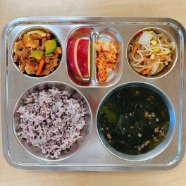 <span style="color: rgb(0, 0, 0); font-family: Gulim, 굴림, sans-serif; font-size: 14px; background-color: rgb(255, 218, 237);">*중식:찰흑미밥/소고기미역국(5.6.16)/제육볶음(5.6.10)/사과/콩나물잡채(5.6)/양배추김치(9.13)</span><div style="margin: 0px; padding: 0px; color: rgb(17, 17, 17); font-family: Gulim, 굴림, sans-serif; font-size: 14px; background-color: rgb(255, 255, 255);">쌀:국내산,유기농,무농약/흑미:국내산,무농약(친환경)<br></div><div style="margin: 0px; padding: 0px; color: rgb(17, 17, 17); font-family: Gulim, 굴림, sans-serif; font-size: 14px; background-color: rgb(255, 255, 255);">소고기(한우):국내산,1등급/미역:국내산</div><div style="margin: 0px; padding: 0px; color: rgb(17, 17, 17); font-family: Gulim, 굴림, sans-serif; font-size: 14px; background-color: rgb(255, 255, 255);">돼지고기(한돈):국내산/새송이버섯:국내산</div><div style="margin: 0px; padding: 0px; color: rgb(17, 17, 17); font-family: Gulim, 굴림, sans-serif; font-size: 14px; background-color: rgb(255, 255, 255);">애호박:국내산/당근,양파:국내산</div><div style="margin: 0px; padding: 0px; color: rgb(17, 17, 17); font-family: Gulim, 굴림, sans-serif; font-size: 14px; background-color: rgb(255, 255, 255);">사과:국내산,자연드림(생협)</div><div style="margin: 0px; padding: 0px; color: rgb(17, 17, 17); font-family: Gulim, 굴림, sans-serif; font-size: 14px; background-color: rgb(255, 255, 255);">콩나물(콩):국내산,무농약(친환경)</div><div style="margin: 0px; padding: 0px; color: rgb(17, 17, 17); font-family: Gulim, 굴림, sans-serif; font-size: 14px; background-color: rgb(255, 255, 255);">건당면:국내산,자연드림(생협)</div><div style="margin: 0px; padding: 0px; color: rgb(17, 17, 17); font-family: Gulim, 굴림, sans-serif; font-size: 14px; background-color: rgb(255, 255, 255);">양배추:국내산/고춧가루:국내산,무농약(친환경)<br></div><div style="margin: 0px; padding: 0px; color: rgb(17, 17, 17); font-family: Gulim, 굴림, sans-serif; font-size: 14px; background-color: rgb(255, 255, 255);"><br></div><div style="margin: 0px; padding: 0px; color: rgb(17, 17, 17); font-family: Gulim, 굴림, sans-serif; font-size: 14px; background-color: rgb(255, 255, 255);"><span style="background-color: rgb(228, 255, 117); color: rgb(0, 0, 0);">*오전간식:콘스프(2)/수제피클</span></div><div style="margin: 0px; padding: 0px; color: rgb(17, 17, 17); font-family: Gulim, 굴림, sans-serif; font-size: 14px; background-color: rgb(255, 255, 255);">쌀:국내산,유기농,무농약/체다치즈:국내산<br></div><div style="margin: 0px; padding: 0px; color: rgb(17, 17, 17); font-family: Gulim, 굴림, sans-serif; font-size: 14px; background-color: rgb(255, 255, 255);">옥수수콘:국내산/무항생제우유:국내산,자연드림(생협)</div><div style="margin: 0px; padding: 0px; color: rgb(17, 17, 17); font-family: Gulim, 굴림, sans-serif; font-size: 14px; background-color: rgb(255, 255, 255);">양배추,당근:국내산</div><div style="margin: 0px; padding: 0px; color: rgb(17, 17, 17); font-family: Gulim, 굴림, sans-serif; font-size: 14px; background-color: rgb(255, 255, 255);"><br></div><div style="margin: 0px; padding: 0px; color: rgb(17, 17, 17); font-family: Gulim, 굴림, sans-serif; font-size: 14px; background-color: rgb(255, 255, 255);"><span style="background-color: rgb(153, 220, 255); color: rgb(0, 0, 0);">*오후간식:우리밀롤케잌(1.2.5.6)/메밀차</span></div><div style="margin: 0px; padding: 0px; color: rgb(17, 17, 17); font-family: Gulim, 굴림, sans-serif; font-size: 14px; background-color: rgb(255, 255, 255);">우리밀롤케잌:국내산,한살림</div><div style="margin: 0px; padding: 0px; color: rgb(17, 17, 17); font-family: Gulim, 굴림, sans-serif; font-size: 14px; background-color: rgb(255, 255, 255);">메밀차:국내산,자연드림(생협)</div><div style="margin: 0px; padding: 0px; color: rgb(17, 17, 17); font-family: Gulim, 굴림, sans-serif; font-size: 14px; background-color: rgb(255, 255, 255);"><p class="0"></p><table style="border-collapse:collapse;table-layout:fixed;border-top:none;border-left:none;border-bottom:none;border-right:none;mso-table-overlap:never;"><tbody><tr><td style="width:47.71pt;height:42.45pt;padding:1.41pt 5.10pt 1.41pt 5.10pt;border-top:solid #000000 0.28pt;border-left:solid #000000 0.28pt;border-bottom:solid #000000 0.28pt;border-right:solid #000000 0.28pt;" valign="middle"><p class="0" style="text-align:center;mso-pagination:none;text-autospace:none;mso-padding-alt:0pt 0pt 0pt 0pt;"><span style="font-family:굴림체;mso-fareast-font-family:굴림체;font-weight:bold;font-size:8.0pt;">알레르기 정보</span></p></td><td colspan="10" style="width:398.40pt;height:42.45pt;padding:1.41pt 5.10pt 1.41pt 5.10pt;border-top:solid #000000 0.28pt;border-left:solid #000000 0.28pt;border-bottom:solid #000000 0.28pt;border-right:solid #000000 0.28pt;" valign="middle"><p class="0"><span lang="EN-US" style="mso-fareast-font-family:굴림체;font-family:굴림체;mso-ascii-font-family:굴림체;mso-font-width:100%;letter-spacing:0pt;mso-text-raise:0pt;font-size:8.0pt;">1.</span><span style="font-family:굴림체;mso-fareast-font-family:굴림체;font-size:8.0pt;">알류</span><span lang="EN-US" style="mso-fareast-font-family:굴림체;font-family:굴림체;mso-ascii-font-family:굴림체;mso-font-width:100%;letter-spacing:0pt;mso-text-raise:0pt;font-size:8.0pt;">(</span><span style="font-family:굴림체;mso-fareast-font-family:굴림체;font-size:8.0pt;">가금류알</span><span lang="EN-US" style="mso-fareast-font-family:굴림체;font-family:굴림체;mso-ascii-font-family:굴림체;mso-font-width:100%;letter-spacing:0pt;mso-text-raise:0pt;font-size:8.0pt;">) 2.</span><span style="font-family:굴림체;mso-fareast-font-family:굴림체;font-size:8.0pt;">우유</span><span lang="EN-US" style="mso-fareast-font-family:굴림체;font-family:굴림체;mso-ascii-font-family:굴림체;mso-font-width:100%;letter-spacing:0pt;mso-text-raise:0pt;font-size:8.0pt;">3.</span><span style="font-family:굴림체;mso-fareast-font-family:굴림체;font-size:8.0pt;">메밀</span><span lang="EN-US" style="mso-fareast-font-family:굴림체;font-family:굴림체;mso-ascii-font-family:굴림체;mso-font-width:100%;letter-spacing:0pt;mso-text-raise:0pt;font-size:8.0pt;">4.</span><span style="font-family:굴림체;mso-fareast-font-family:굴림체;font-size:8.0pt;">땅콩</span><span lang="EN-US" style="mso-fareast-font-family:굴림체;font-family:굴림체;mso-ascii-font-family:굴림체;mso-font-width:100%;letter-spacing:0pt;mso-text-raise:0pt;font-size:8.0pt;">5.</span><span style="font-family:굴림체;mso-fareast-font-family:굴림체;font-size:8.0pt;">대두</span><span lang="EN-US" style="mso-fareast-font-family:굴림체;font-family:굴림체;mso-ascii-font-family:굴림체;mso-font-width:100%;letter-spacing:0pt;mso-text-raise:0pt;font-size:8.0pt;">6.</span><span style="font-family:굴림체;mso-fareast-font-family:굴림체;font-size:8.0pt;">밀</span><span lang="EN-US" style="mso-fareast-font-family:굴림체;font-family:굴림체;mso-ascii-font-family:굴림체;mso-font-width:100%;letter-spacing:0pt;mso-text-raise:0pt;font-size:8.0pt;">7.</span><span style="font-family:굴림체;mso-fareast-font-family:굴림체;font-size:8.0pt;">고등어</span><span lang="EN-US" style="mso-fareast-font-family:굴림체;font-family:굴림체;mso-ascii-font-family:굴림체;mso-font-width:100%;letter-spacing:0pt;mso-text-raise:0pt;font-size:8.0pt;">8.</span><span style="font-family:굴림체;mso-fareast-font-family:굴림체;font-size:8.0pt;">게</span><span lang="EN-US" style="mso-fareast-font-family:굴림체;font-family:굴림체;mso-ascii-font-family:굴림체;mso-font-width:100%;letter-spacing:0pt;mso-text-raise:0pt;font-size:8.0pt;">9.</span><span style="font-family:굴림체;mso-fareast-font-family:굴림체;font-size:8.0pt;">새우</span><span lang="EN-US" style="mso-fareast-font-family:굴림체;font-family:굴림체;mso-ascii-font-family:굴림체;mso-font-width:100%;letter-spacing:0pt;mso-text-raise:0pt;font-size:8.0pt;">0.</span><span style="font-family:굴림체;mso-fareast-font-family:굴림체;font-size:8.0pt;">돼지고기</span><span lang="EN-US" style="mso-fareast-font-family:굴림체;font-family:굴림체;mso-ascii-font-family:굴림체;mso-font-width:100%;letter-spacing:0pt;mso-text-raise:0pt;font-size:8.0pt;">11.</span><span style="font-family:굴림체;mso-fareast-font-family:굴림체;font-size:8.0pt;">복숭</span><span lang="EN-US" style="mso-fareast-font-family:굴림체;font-family:굴림체;mso-ascii-font-family:굴림체;mso-font-width:100%;letter-spacing:0pt;mso-text-raise:0pt;font-size:8.0pt;">12.</span><span style="font-family:굴림체;mso-fareast-font-family:굴림체;font-size:8.0pt;">토마토</span><span lang="EN-US" style="mso-fareast-font-family:굴림체;font-family:굴림체;mso-ascii-font-family:굴림체;mso-font-width:100%;letter-spacing:0pt;mso-text-raise:0pt;font-size:8.0pt;">13.</span><span style="font-family:굴림체;mso-fareast-font-family:굴림체;font-size:8.0pt;">아황산류</span><span lang="EN-US" style="mso-fareast-font-family:굴림체;font-family:굴림체;mso-ascii-font-family:굴림체;mso-font-width:100%;letter-spacing:0pt;mso-text-raise:0pt;font-size:8.0pt;">(</span><span style="font-family:굴림체;mso-fareast-font-family:굴림체;font-size:8.0pt;">최종 식품</span><span lang="EN-US" style="mso-fareast-font-family:굴림체;font-family:굴림체;mso-ascii-font-family:굴림체;mso-font-width:100%;letter-spacing:0pt;mso-text-raise:0pt;font-size:8.0pt;">1kg</span><span style="font-family:굴림체;mso-fareast-font-family:굴림체;font-size:8.0pt;">당 아산화황</span><span lang="EN-US" style="mso-fareast-font-family:굴림체;font-family:굴림체;mso-ascii-font-family:굴림체;mso-font-width:100%;letter-spacing:0pt;mso-text-raise:0pt;font-size:8.0pt;">10mg</span><span style="font-family:굴림체;mso-fareast-font-family:굴림체;font-size:8.0pt;">이상</span><span lang="EN-US" style="mso-fareast-font-family:굴림체;font-family:굴림체;mso-ascii-font-family:굴림체;mso-font-width:100%;letter-spacing:0pt;mso-text-raise:0pt;font-size:8.0pt;">)14.</span><span style="font-family:굴림체;mso-fareast-font-family:굴림체;font-size:8.0pt;">호두</span><span lang="EN-US" style="mso-fareast-font-family:굴림체;font-family:굴림체;mso-ascii-font-family:굴림체;mso-font-width:100%;letter-spacing:0pt;mso-text-raise:0pt;font-size:8.0pt;">15.</span><span style="font-family:굴림체;mso-fareast-font-family:굴림체;font-size:8.0pt;">닭고기</span><span lang="EN-US" style="mso-fareast-font-family:굴림체;font-family:굴림체;mso-ascii-font-family:굴림체;mso-font-width:100%;letter-spacing:0pt;mso-text-raise:0pt;font-size:8.0pt;">16.</span><span style="font-family:굴림체;mso-fareast-font-family:굴림체;font-size:8.0pt;">소고기</span><span lang="EN-US" style="mso-fareast-font-family:굴림체;font-family:굴림체;mso-ascii-font-family:굴림체;mso-font-width:100%;letter-spacing:0pt;mso-text-raise:0pt;font-size:8.0pt;">17.</span><span style="font-family:굴림체;mso-fareast-font-family:굴림체;font-size:8.0pt;">오징어</span><span lang="EN-US" style="mso-fareast-font-family:굴림체;font-family:굴림체;mso-ascii-font-family:굴림체;mso-font-width:100%;letter-spacing:0pt;mso-text-raise:0pt;font-size:8.0pt;">18.</span><span style="font-family:굴림체;mso-fareast-font-family:굴림체;font-size:8.0pt;">조개류</span><span lang="EN-US" style="mso-fareast-font-family:굴림체;font-family:굴림체;mso-ascii-font-family:굴림체;mso-font-width:100%;letter-spacing:0pt;mso-text-raise:0pt;font-size:8.0pt;">(</span><span style="font-family:굴림체;mso-fareast-font-family:굴림체;font-size:8.0pt;">굴 전복 홍합 포함</span><span lang="EN-US" style="mso-fareast-font-family:굴림체;font-family:굴림체;mso-ascii-font-family:굴림체;mso-font-width:100%;letter-spacing:0pt;mso-text-raise:0pt;font-size:8.0pt;">) 19.</span><span style="font-family:굴림체;mso-fareast-font-family:굴림체;font-size:8.0pt;">잣</span><span lang="EN-US" style="mso-fareast-font-family:굴림체;font-family:굴림체;mso-ascii-font-family:굴림체;mso-font-width:100%;letter-spacing:0pt;mso-text-raise:0pt;font-size:8.0pt;">20.</span><span style="font-family:굴림체;mso-fareast-font-family:굴림체;font-size:8.0pt;">기타</span></p></td></tr><tr><td rowspan="2" style="width:47.71pt;height:54.92pt;padding:1.41pt 5.10pt 1.41pt 5.10pt;border-top:solid #000000 0.28pt;border-left:solid #000000 0.28pt;border-bottom:solid #000000 0.28pt;border-right:solid #000000 0.28pt;" valign="middle"><p class="0" style="text-align:center;mso-pagination:none;text-autospace:none;mso-padding-alt:0pt 0pt 0pt 0pt;"><span style="font-family:굴림체;mso-fareast-font-family:굴림체;font-weight:bold;font-size:8.0pt;">영양량</span></p><p class="0" style="text-align:center;mso-pagination:none;text-autospace:none;mso-padding-alt:0pt 0pt 0pt 0pt;"><span style="font-family:굴림체;mso-fareast-font-family:굴림체;font-weight:bold;font-size:8.0pt;">표시</span></p></td><td style="width:39.84pt;height:26.22pt;padding:1.41pt 5.10pt 1.41pt 5.10pt;border-top:solid #000000 0.28pt;border-left:solid #000000 0.28pt;border-bottom:solid #000000 0.28pt;border-right:solid #000000 0.28pt;" valign="middle"><p class="0" style="text-align:center;mso-pagination:none;text-autospace:none;mso-padding-alt:0pt 0pt 0pt 0pt;"><span style="font-family:굴림체;mso-fareast-font-family:굴림체;font-size:9.0pt;">에너지</span></p><p class="0" style="text-align:center;mso-pagination:none;text-autospace:none;mso-padding-alt:0pt 0pt 0pt 0pt;"><span lang="EN-US" style="mso-fareast-font-family:굴림체;font-family:굴림체;mso-ascii-font-family:굴림체;mso-font-width:100%;letter-spacing:0pt;mso-text-raise:0pt;font-size:9.0pt;">(kcal)</span></p></td><td style="width:39.84pt;height:26.22pt;padding:1.41pt 5.10pt 1.41pt 5.10pt;border-top:solid #000000 0.28pt;border-left:solid #000000 0.28pt;border-bottom:solid #000000 0.28pt;border-right:solid #000000 0.28pt;" valign="middle"><p class="0" style="text-align:center;mso-pagination:none;text-autospace:none;mso-padding-alt:0pt 0pt 0pt 0pt;"><span style="font-family:굴림체;mso-fareast-font-family:굴림체;font-size:9.0pt;">단백질</span></p><p class="0" style="text-align:center;mso-pagination:none;text-autospace:none;mso-padding-alt:0pt 0pt 0pt 0pt;"><span lang="EN-US" style="mso-fareast-font-family:굴림체;font-family:굴림체;mso-ascii-font-family:굴림체;mso-font-width:100%;letter-spacing:0pt;mso-text-raise:0pt;font-size:9.0pt;">(g)</span></p></td><td style="width:31.35pt;height:26.22pt;padding:1.41pt 5.10pt 1.41pt 5.10pt;border-top:solid #000000 0.28pt;border-left:solid #000000 0.28pt;border-bottom:solid #000000 0.28pt;border-right:solid #000000 0.28pt;" valign="middle"><p class="0" style="text-align:center;mso-pagination:none;text-autospace:none;mso-padding-alt:0pt 0pt 0pt 0pt;"><span style="font-family:굴림체;mso-fareast-font-family:굴림체;font-size:9.0pt;">지방</span></p><p class="0" style="text-align:center;mso-pagination:none;text-autospace:none;mso-padding-alt:0pt 0pt 0pt 0pt;"><span lang="EN-US" style="mso-fareast-font-family:굴림체;font-family:굴림체;mso-ascii-font-family:굴림체;mso-font-width:100%;letter-spacing:0pt;mso-text-raise:0pt;font-size:9.0pt;">(g)</span></p></td><td style="width:48.33pt;height:26.22pt;padding:1.41pt 5.10pt 1.41pt 5.10pt;border-top:solid #000000 0.28pt;border-left:solid #000000 0.28pt;border-bottom:solid #000000 0.28pt;border-right:solid #000000 0.28pt;" valign="middle"><p class="0" style="text-align:center;mso-pagination:none;text-autospace:none;mso-padding-alt:0pt 0pt 0pt 0pt;"><span style="font-family:굴림체;mso-fareast-font-family:굴림체;font-size:9.0pt;">탄수화물</span></p><p class="0" style="text-align:center;mso-pagination:none;text-autospace:none;mso-padding-alt:0pt 0pt 0pt 0pt;"><span lang="EN-US" style="mso-fareast-font-family:굴림체;font-family:굴림체;mso-ascii-font-family:굴림체;mso-font-width:100%;letter-spacing:0pt;mso-text-raise:0pt;font-size:9.0pt;">(g)</span></p></td><td style="width:42.67pt;height:26.22pt;padding:1.41pt 5.10pt 1.41pt 5.10pt;border-top:solid #000000 0.28pt;border-left:solid #000000 0.28pt;border-bottom:solid #000000 0.28pt;border-right:solid #000000 0.28pt;" valign="middle"><p class="0" style="text-align:center;mso-pagination:none;text-autospace:none;mso-padding-alt:0pt 0pt 0pt 0pt;"><span lang="EN-US" style="mso-fareast-font-family:굴림체;font-family:굴림체;mso-ascii-font-family:굴림체;mso-font-width:100%;letter-spacing:0pt;mso-text-raise:0pt;font-size:9.0pt;">Vit.A</span></p><p class="0" style="text-align:center;mso-pagination:none;text-autospace:none;mso-padding-alt:0pt 0pt 0pt 0pt;"><span lang="EN-US" style="mso-fareast-font-family:굴림체;font-family:굴림체;mso-ascii-font-family:굴림체;mso-font-width:100%;letter-spacing:0pt;mso-text-raise:0pt;font-size:9.0pt;">(ugRAN)</span></p></td><td style="width:39.84pt;height:26.22pt;padding:1.41pt 5.10pt 1.41pt 5.10pt;border-top:solid #000000 0.28pt;border-left:solid #000000 0.28pt;border-bottom:solid #000000 0.28pt;border-right:solid #000000 0.28pt;" valign="middle"><p class="0" style="text-align:center;mso-pagination:none;text-autospace:none;mso-padding-alt:0pt 0pt 0pt 0pt;"><span lang="EN-US" style="mso-fareast-font-family:굴림체;font-family:굴림체;mso-ascii-font-family:굴림체;mso-font-width:100%;letter-spacing:0pt;mso-text-raise:0pt;font-size:9.0pt;">Vit.B1</span></p><p class="0" style="text-align:center;mso-pagination:none;text-autospace:none;mso-padding-alt:0pt 0pt 0pt 0pt;"><span lang="EN-US" style="mso-fareast-font-family:굴림체;font-family:굴림체;mso-ascii-font-family:굴림체;mso-font-width:100%;letter-spacing:0pt;mso-text-raise:0pt;font-size:9.0pt;">(mg)</span></p></td><td style="width:42.67pt;height:26.22pt;padding:1.41pt 5.10pt 1.41pt 5.10pt;border-top:solid #000000 0.28pt;border-left:solid #000000 0.28pt;border-bottom:solid #000000 0.28pt;border-right:solid #000000 0.28pt;" valign="middle"><p class="0" style="text-align:center;mso-pagination:none;text-autospace:none;mso-padding-alt:0pt 0pt 0pt 0pt;"><span lang="EN-US" style="mso-fareast-font-family:굴림체;font-family:굴림체;mso-ascii-font-family:굴림체;mso-font-width:100%;letter-spacing:0pt;mso-text-raise:0pt;font-size:9.0pt;">Vit.B2</span></p><p class="0" style="text-align:center;mso-pagination:none;text-autospace:none;mso-padding-alt:0pt 0pt 0pt 0pt;"><span lang="EN-US" style="mso-fareast-font-family:굴림체;font-family:굴림체;mso-ascii-font-family:굴림체;mso-font-width:100%;letter-spacing:0pt;mso-text-raise:0pt;font-size:9.0pt;">(mg)</span></p></td><td style="width:39.84pt;height:26.22pt;padding:1.41pt 5.10pt 1.41pt 5.10pt;border-top:solid #000000 0.28pt;border-left:solid #000000 0.28pt;border-bottom:solid #000000 0.28pt;border-right:solid #000000 0.28pt;" valign="middle"><p class="0" style="text-align:center;mso-pagination:none;text-autospace:none;mso-padding-alt:0pt 0pt 0pt 0pt;"><span lang="EN-US" style="mso-fareast-font-family:굴림체;font-family:굴림체;mso-ascii-font-family:굴림체;mso-font-width:100%;letter-spacing:0pt;mso-text-raise:0pt;font-size:9.0pt;">Vit.C</span></p><p class="0" style="text-align:center;mso-pagination:none;text-autospace:none;mso-padding-alt:0pt 0pt 0pt 0pt;"><span lang="EN-US" style="mso-fareast-font-family:굴림체;font-family:굴림체;mso-ascii-font-family:굴림체;mso-font-width:100%;letter-spacing:0pt;mso-text-raise:0pt;font-size:9.0pt;">(mg)</span></p></td><td style="width:39.84pt;height:26.22pt;padding:1.41pt 5.10pt 1.41pt 5.10pt;border-top:solid #000000 0.28pt;border-left:solid #000000 0.28pt;border-bottom:solid #000000 0.28pt;border-right:solid #000000 0.28pt;" valign="middle"><p class="0" style="text-align:center;mso-pagination:none;text-autospace:none;mso-padding-alt:0pt 0pt 0pt 0pt;"><span style="font-family:굴림체;mso-fareast-font-family:굴림체;font-size:9.0pt;">칼슘</span></p><p class="0" style="text-align:center;mso-pagination:none;text-autospace:none;mso-padding-alt:0pt 0pt 0pt 0pt;"><span lang="EN-US" style="mso-fareast-font-family:굴림체;font-family:굴림체;mso-ascii-font-family:굴림체;mso-font-width:100%;letter-spacing:0pt;mso-text-raise:0pt;font-size:9.0pt;">(mg)</span></p></td><td style="width:34.18pt;height:26.22pt;padding:1.41pt 5.10pt 1.41pt 5.10pt;border-top:solid #000000 0.28pt;border-left:solid #000000 0.28pt;border-bottom:solid #000000 0.28pt;border-right:solid #000000 0.28pt;" valign="middle"><p class="0" style="text-align:center;mso-pagination:none;text-autospace:none;mso-padding-alt:0pt 0pt 0pt 0pt;"><span style="font-family:굴림체;mso-fareast-font-family:굴림체;font-size:9.0pt;">철분</span></p><p class="0" style="text-align:center;mso-pagination:none;text-autospace:none;mso-padding-alt:0pt 0pt 0pt 0pt;"><span lang="EN-US" style="mso-fareast-font-family:굴림체;font-family:굴림체;mso-ascii-font-family:굴림체;mso-font-width:100%;letter-spacing:0pt;mso-text-raise:0pt;font-size:9.0pt;">(mg)</span></p></td></tr><tr><td style="width:39.84pt;height:28.70pt;padding:1.41pt 5.10pt 1.41pt 5.10pt;border-top:solid #000000 0.28pt;border-left:solid #000000 0.28pt;border-bottom:solid #000000 0.28pt;border-right:solid #000000 0.28pt;" valign="middle"><p class="0" style="text-align:center;mso-pagination:none;text-autospace:none;mso-padding-alt:0pt 0pt 0pt 0pt;"><span lang="EN-US" style="mso-fareast-font-family:굴림체;font-family:굴림체;mso-ascii-font-family:굴림체;mso-font-width:100%;letter-spacing:0pt;mso-text-raise:0pt;">425.5</span></p></td><td style="width:39.84pt;height:28.70pt;padding:1.41pt 5.10pt 1.41pt 5.10pt;border-top:solid #000000 0.28pt;border-left:solid #000000 0.28pt;border-bottom:solid #000000 0.28pt;border-right:solid #000000 0.28pt;" valign="middle"><p class="0" style="text-align:center;mso-pagination:none;text-autospace:none;mso-padding-alt:0pt 0pt 0pt 0pt;"><span lang="EN-US" style="mso-fareast-font-family:굴림체;font-family:굴림체;mso-ascii-font-family:굴림체;mso-font-width:100%;letter-spacing:0pt;mso-text-raise:0pt;">14.3</span></p></td><td style="width:31.35pt;height:28.70pt;padding:1.41pt 5.10pt 1.41pt 5.10pt;border-top:solid #000000 0.28pt;border-left:solid #000000 0.28pt;border-bottom:solid #000000 0.28pt;border-right:solid #000000 0.28pt;" valign="middle"><p class="0" style="text-align:center;mso-pagination:none;text-autospace:none;mso-padding-alt:0pt 0pt 0pt 0pt;"><span lang="EN-US" style="mso-fareast-font-family:굴림체;font-family:굴림체;mso-ascii-font-family:굴림체;mso-font-width:100%;letter-spacing:0pt;mso-text-raise:0pt;">15.6</span></p></td><td style="width:48.33pt;height:28.70pt;padding:1.41pt 5.10pt 1.41pt 5.10pt;border-top:solid #000000 0.28pt;border-left:solid #000000 0.28pt;border-bottom:solid #000000 0.28pt;border-right:solid #000000 0.28pt;" valign="middle"><p class="0" style="text-align:center;mso-pagination:none;text-autospace:none;mso-padding-alt:0pt 0pt 0pt 0pt;"><span lang="EN-US" style="mso-fareast-font-family:굴림체;font-family:굴림체;mso-ascii-font-family:굴림체;mso-font-width:100%;letter-spacing:0pt;mso-text-raise:0pt;">77.8</span></p></td><td style="width:42.67pt;height:28.70pt;padding:1.41pt 5.10pt 1.41pt 5.10pt;border-top:solid #000000 0.28pt;border-left:solid #000000 0.28pt;border-bottom:solid #000000 0.28pt;border-right:solid #000000 0.28pt;" valign="middle"><p class="0" style="text-align:center;mso-pagination:none;text-autospace:none;mso-padding-alt:0pt 0pt 0pt 0pt;"><span lang="EN-US" style="mso-fareast-font-family:굴림체;font-family:굴림체;mso-ascii-font-family:굴림체;mso-font-width:100%;letter-spacing:0pt;mso-text-raise:0pt;">76.4</span></p></td><td style="width:39.84pt;height:28.70pt;padding:1.41pt 5.10pt 1.41pt 5.10pt;border-top:solid #000000 0.28pt;border-left:solid #000000 0.28pt;border-bottom:solid #000000 0.28pt;border-right:solid #000000 0.28pt;" valign="middle"><p class="0" style="text-align:center;mso-pagination:none;text-autospace:none;mso-padding-alt:0pt 0pt 0pt 0pt;"><span lang="EN-US" style="mso-fareast-font-family:굴림체;font-family:굴림체;mso-ascii-font-family:굴림체;mso-font-width:100%;letter-spacing:0pt;mso-text-raise:0pt;">0.22</span></p></td><td style="width:42.67pt;height:28.70pt;padding:1.41pt 5.10pt 1.41pt 5.10pt;border-top:solid #000000 0.28pt;border-left:solid #000000 0.28pt;border-bottom:solid #000000 0.28pt;border-right:solid #000000 0.28pt;" valign="middle"><p class="0" style="text-align:center;mso-pagination:none;text-autospace:none;mso-padding-alt:0pt 0pt 0pt 0pt;"><span lang="EN-US" style="mso-fareast-font-family:굴림체;font-family:굴림체;mso-ascii-font-family:굴림체;mso-font-width:100%;letter-spacing:0pt;mso-text-raise:0pt;">0.23</span></p></td><td style="width:39.84pt;height:28.70pt;padding:1.41pt 5.10pt 1.41pt 5.10pt;border-top:solid #000000 0.28pt;border-left:solid #000000 0.28pt;border-bottom:solid #000000 0.28pt;border-right:solid #000000 0.28pt;" valign="middle"><p class="0" style="text-align:center;mso-pagination:none;text-autospace:none;mso-padding-alt:0pt 0pt 0pt 0pt;"><span lang="EN-US" style="mso-fareast-font-family:굴림체;font-family:굴림체;mso-ascii-font-family:굴림체;mso-font-width:100%;letter-spacing:0pt;mso-text-raise:0pt;">15.8</span></p></td><td style="width:39.84pt;height:28.70pt;padding:1.41pt 5.10pt 1.41pt 5.10pt;border-top:solid #000000 0.28pt;border-left:solid #000000 0.28pt;border-bottom:solid #000000 0.28pt;border-right:solid #000000 0.28pt;" valign="middle"><p class="0" style="text-align:center;mso-pagination:none;text-autospace:none;mso-padding-alt:0pt 0pt 0pt 0pt;"><span lang="EN-US" style="mso-fareast-font-family:굴림체;font-family:굴림체;mso-ascii-font-family:굴림체;mso-font-width:100%;letter-spacing:0pt;mso-text-raise:0pt;">156.4</span></p></td><td style="width:34.18pt;height:28.70pt;padding:1.41pt 5.10pt 1.41pt 5.10pt;border-top:solid #000000 0.28pt;border-left:solid #000000 0.28pt;border-bottom:solid #000000 0.28pt;border-right:solid #000000 0.28pt;" valign="middle"><p class="0" style="text-align:center;mso-pagination:none;text-autospace:none;mso-padding-alt:0pt 0pt 0pt 0pt;"><span lang="EN-US" style="mso-fareast-font-family:굴림체;font-family:굴림체;mso-ascii-font-family:굴림체;mso-font-width:100%;letter-spacing:0pt;mso-text-raise:0pt;">2.2</span></p></td></tr></tbody></table><p></p></div>
